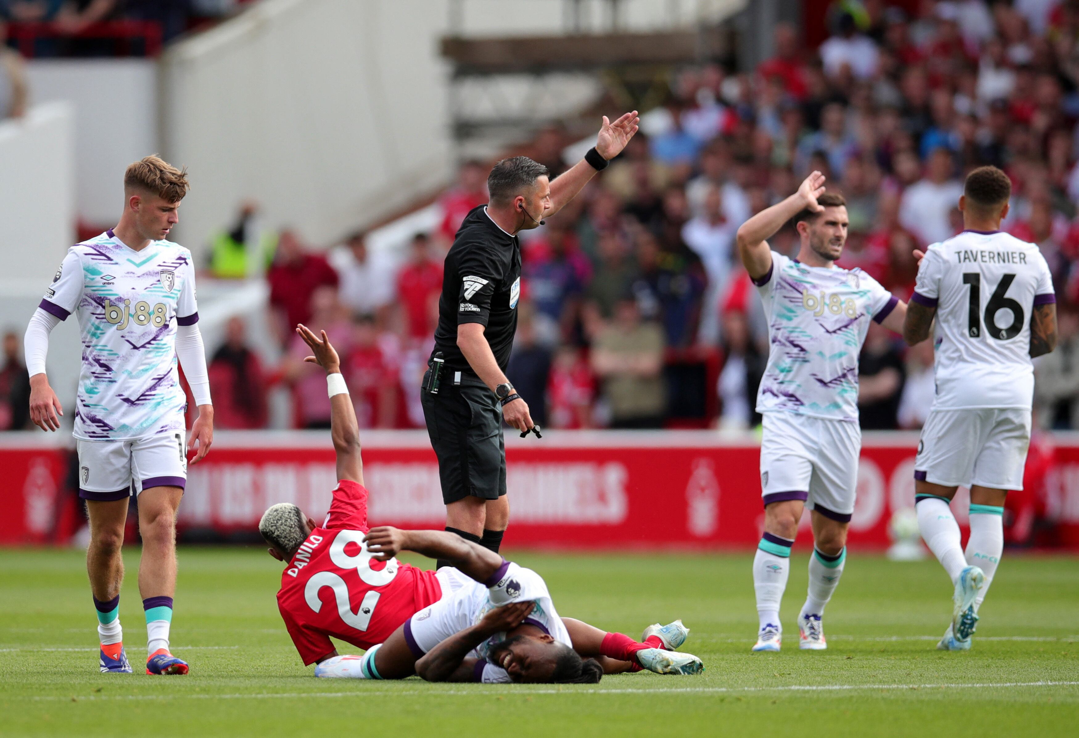 Danilo fue reemplazado por Ryan Yates (Foto: Reuters/Chris Radburn)