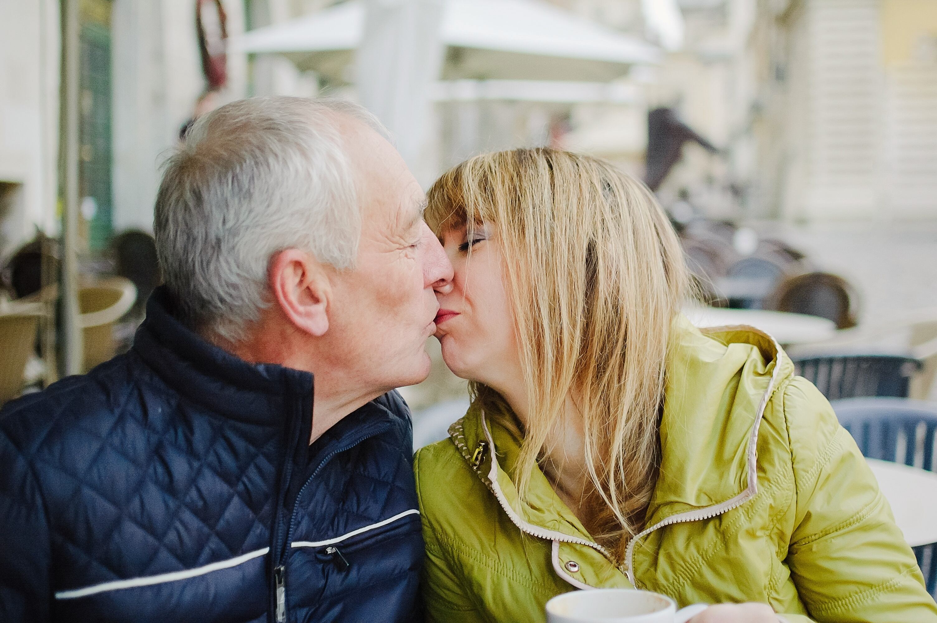 Una pareja besándose