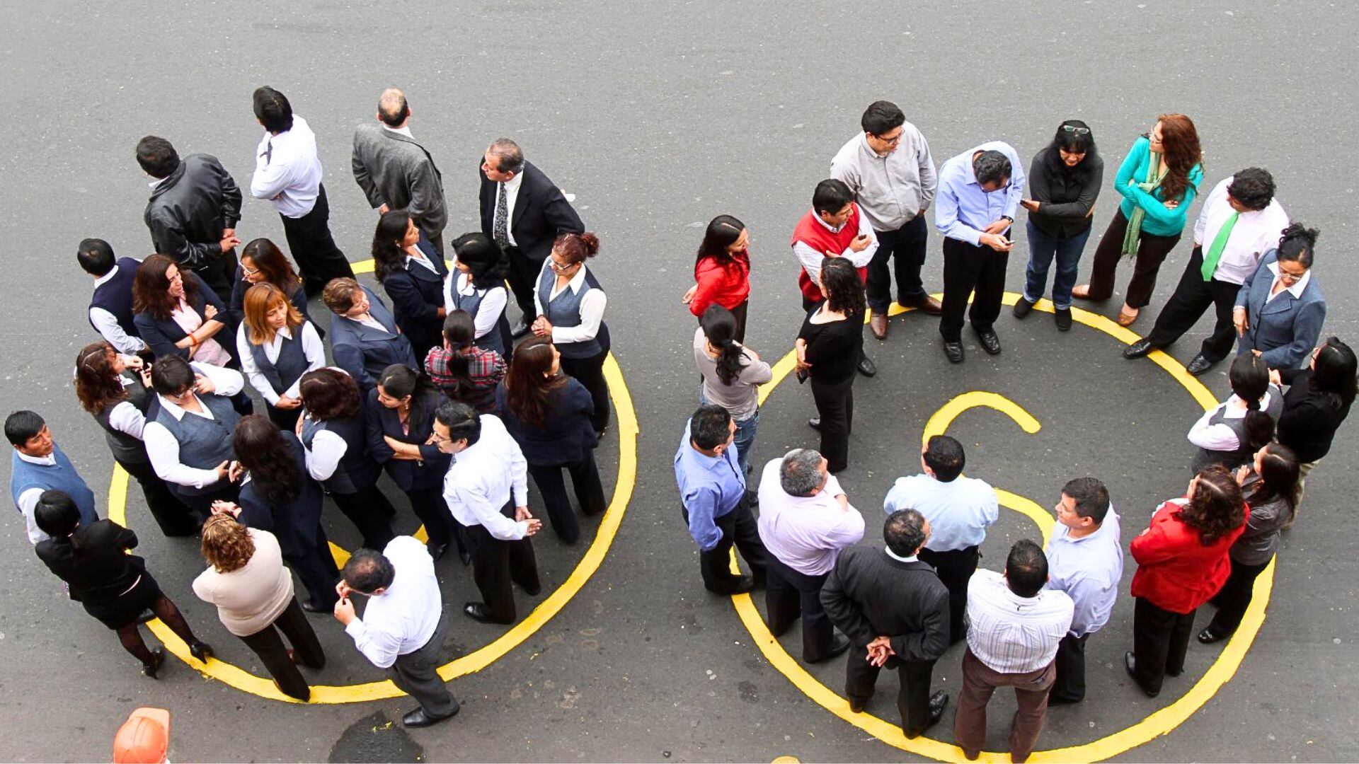 gente reunida en simulacro de sismo