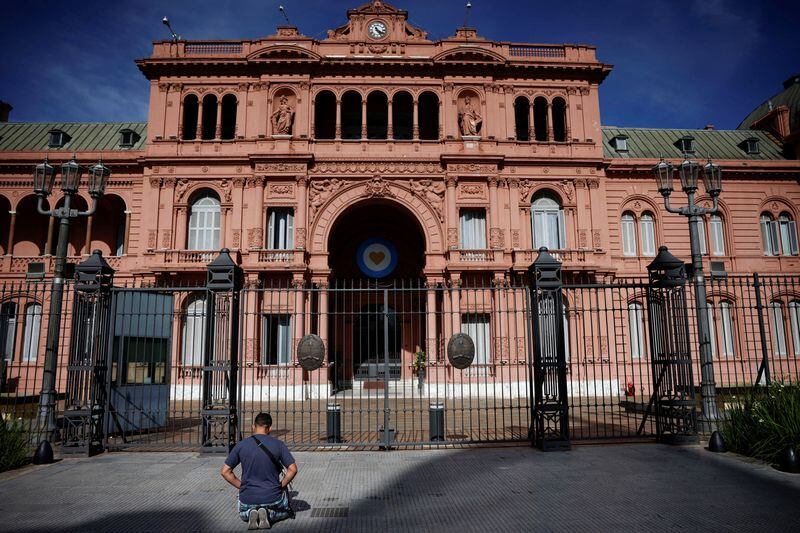 Entre todos los niveles de gobierno, la administración pública paga por mes $1,84 billones en salarios (Reuters)