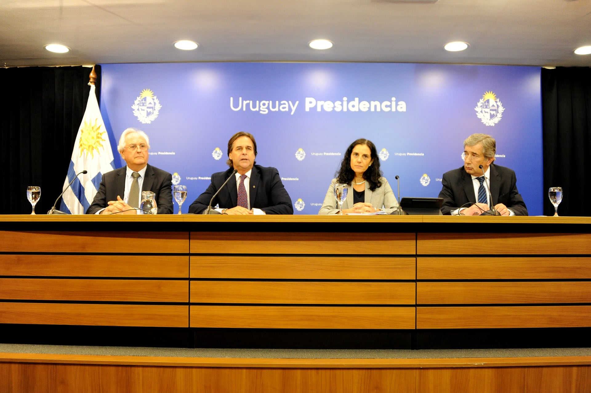 El principal asesor del gobierno uruguayo en la reforma previsional, Rodolfo Saldain, el presidente Luis Lacalle Pou, la ministra de Economía, Azucena Arbeleche, y el ministro de Trabajo y Seguridad Social, Mario Arizti (Presidencia)