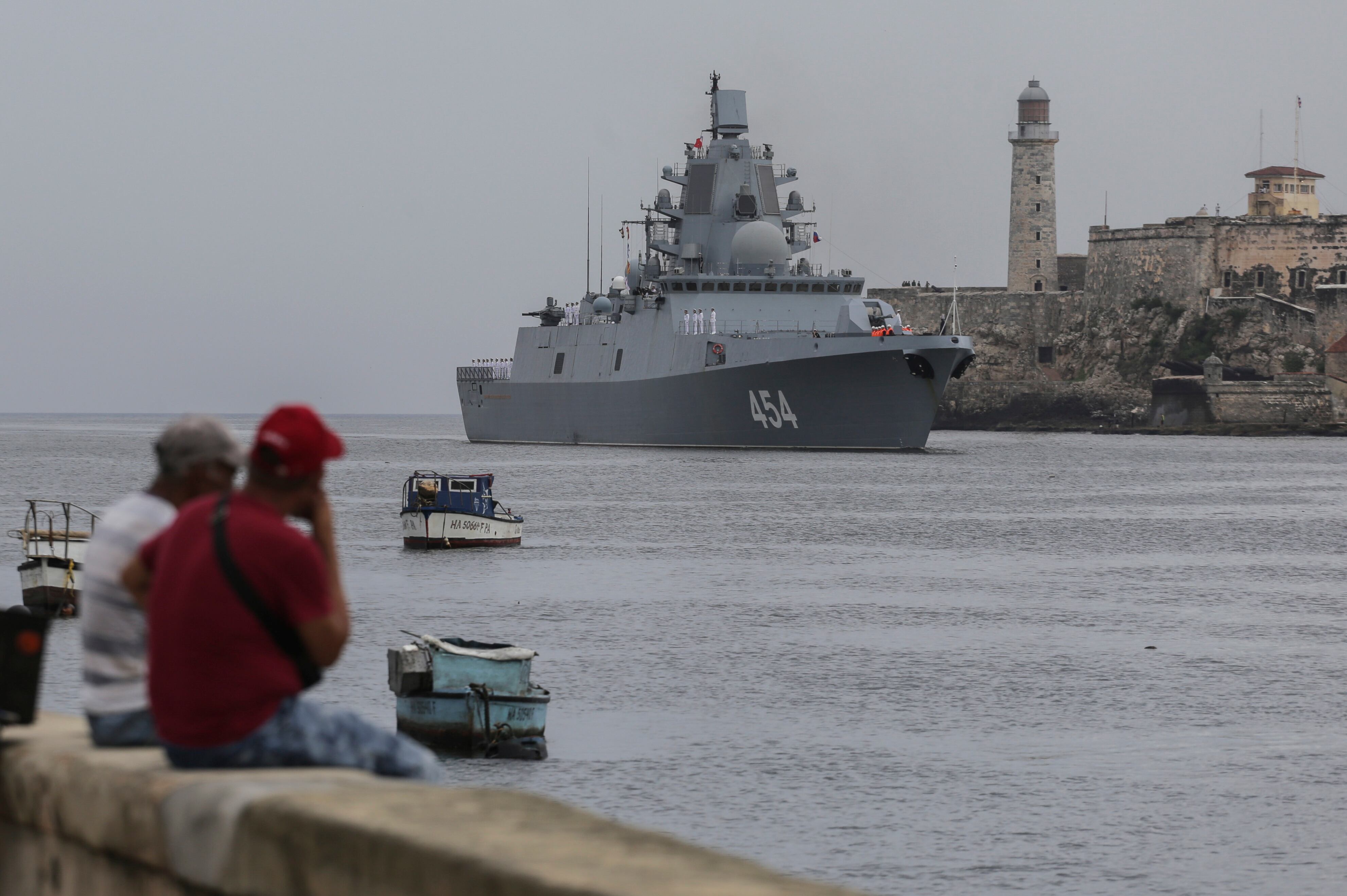 La gente observa cómo la fragata Almirante Gorshkov de la Armada rusa llega al puerto de La Habana, Cuba (AP Foto/Ariel Ley)