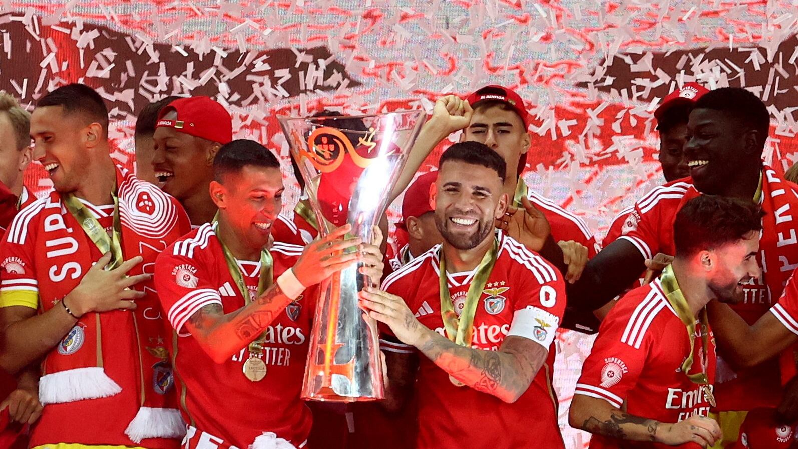 Soccer Football - Supertaca - Benfica v FC Porto - Estadio Municipal de Aveiro, Aveiro, Portugal - August 9, 2023 Benfica's Angel Di Maria and Nicolas Otamendi celebrate with the trophy and teammates after winning the Supertaca REUTERS/Pedro Nunes