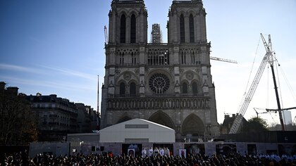 Notre Dame se moderniza: la catedral parisina renueva su mobiliario y vestuario 