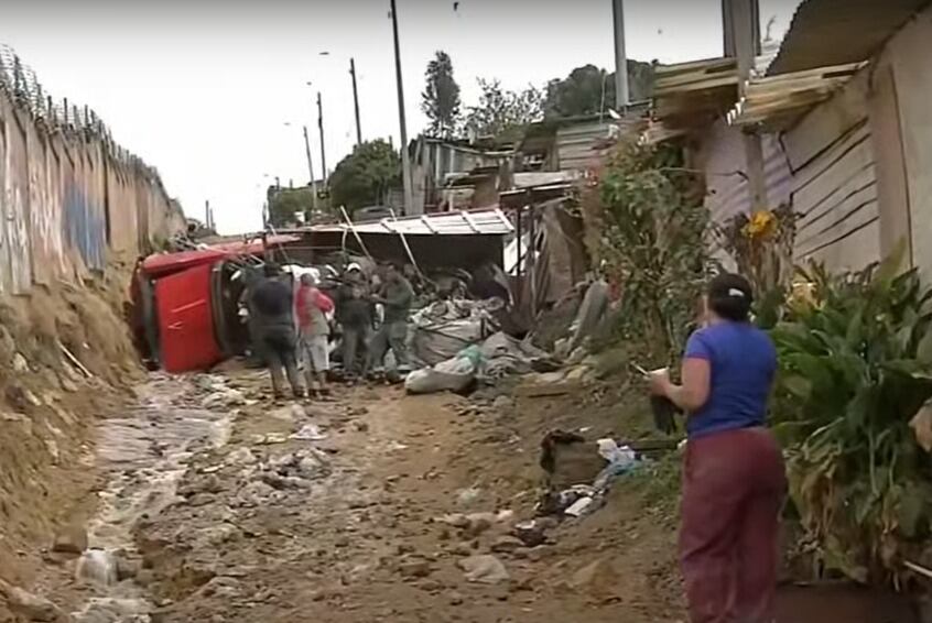 Camión que fue transportaba material reciclable fue volcado por avalancha a causa de las fuertes lluvias - crédito captura de pantalla CityTv