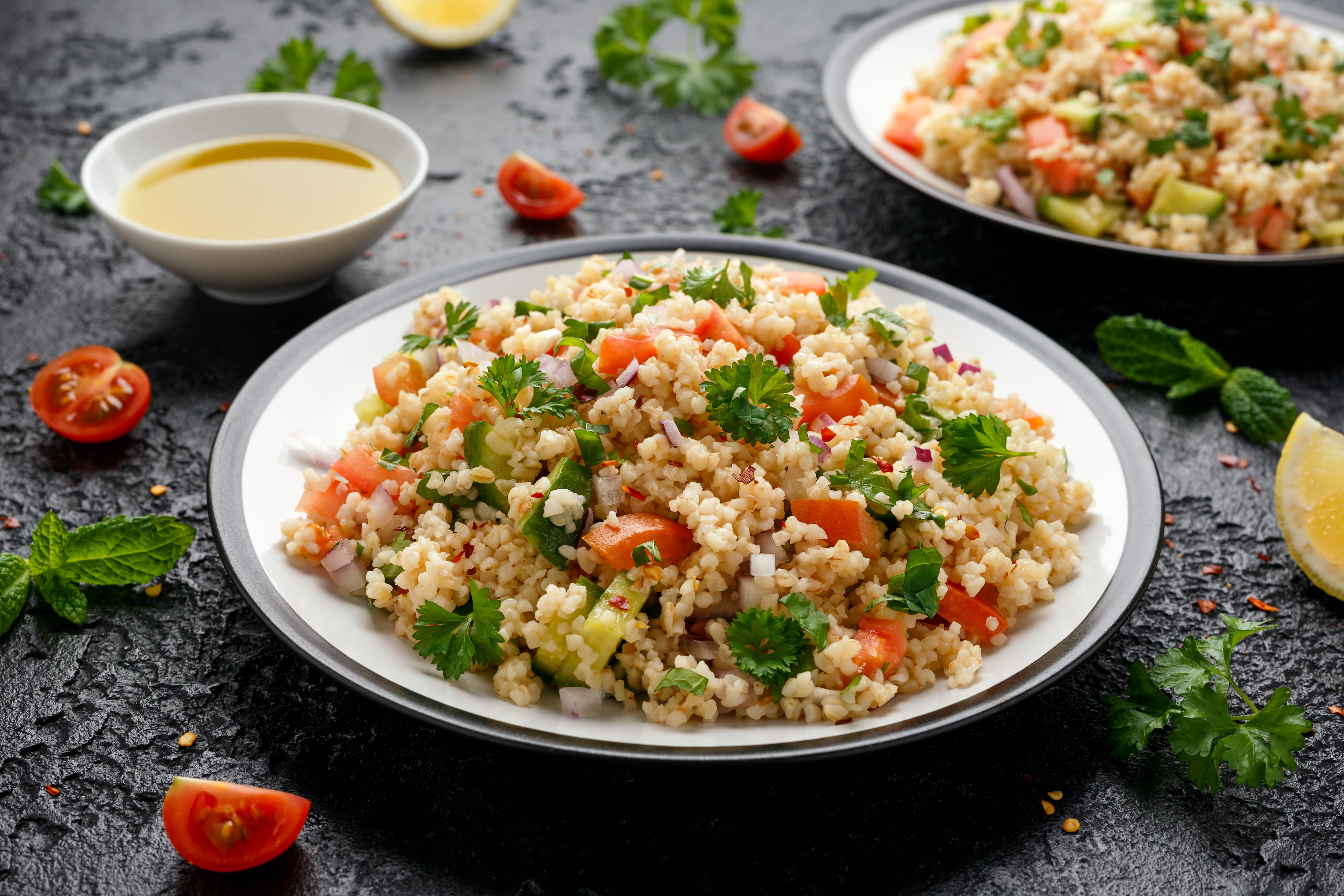 El tabulé o tabbouleh es una ensalada muy popular de la gastronomía árabe