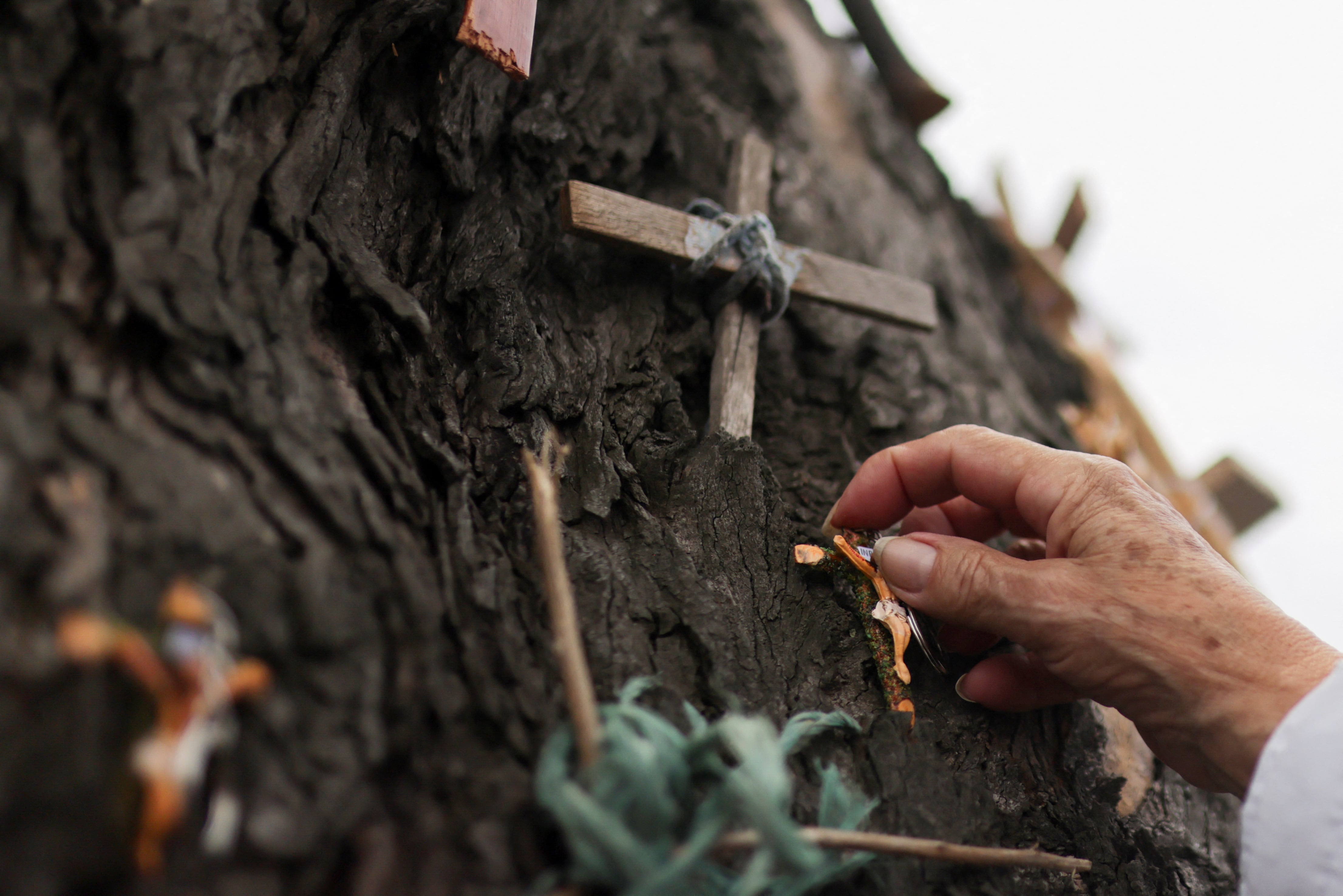 Con raíces profundas en la mitología griega, las creencias alrededor de Hécate han encontrado seguidores en distintos rincones del mundo, incluyendo Bogotá - crédito Luisa González / Reuters