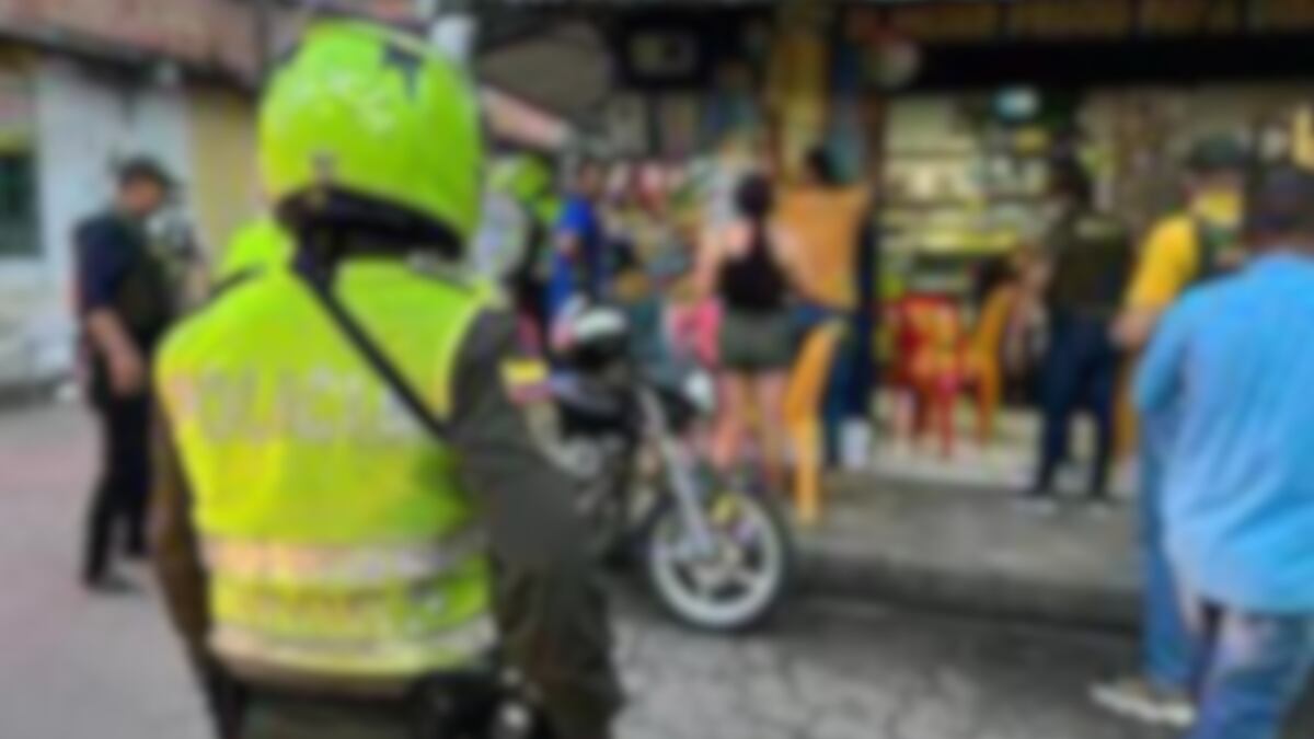 Policía frente a un local comercial