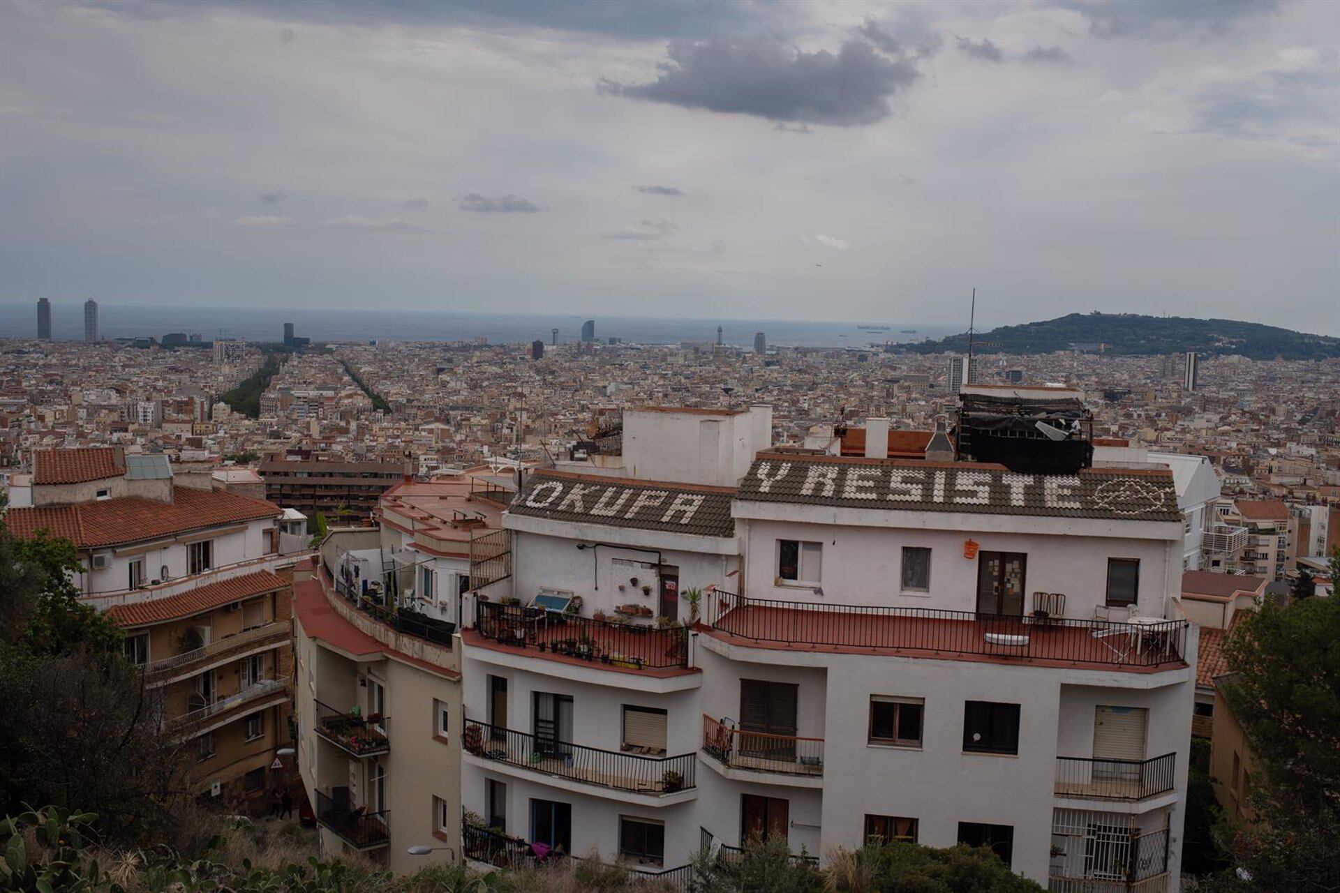 El edificio okupado 'Los Blokes Fantasma' en Barcelona (David Zorrakino/Europa Press)
