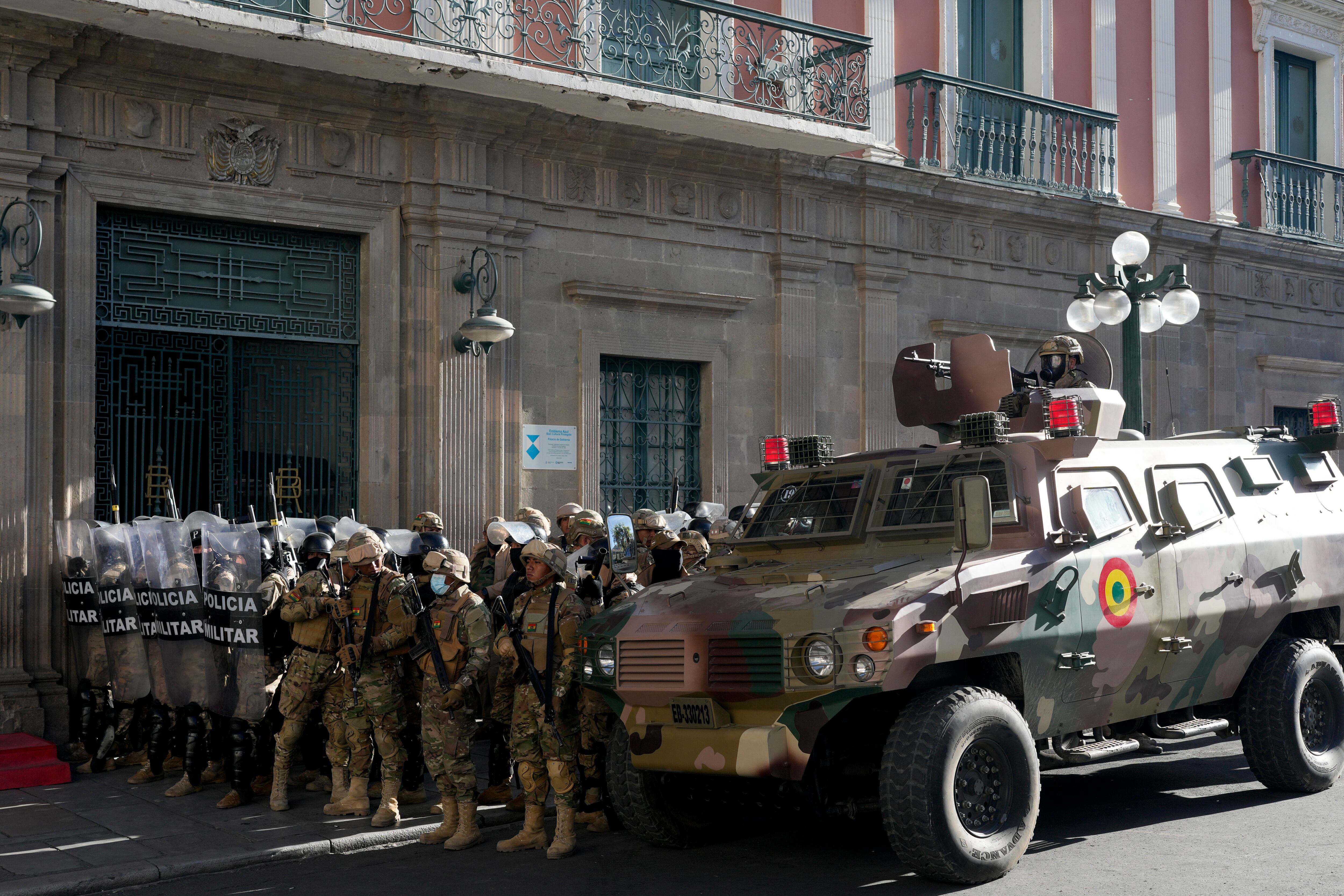 Un vehículo militar blindado y policía militar en la plaza Murillo, donde está el palacio de gobierno en La Paz, Bolivia, el miércoles 26 de junio de 2024. El presidente boliviano, Luis Arce, denunció un intento de golpe de Estado por parte de soldados que se apostaron frente al palacio de gobierno con vehículos militares blindados. (AP Foto/Juan Karita)