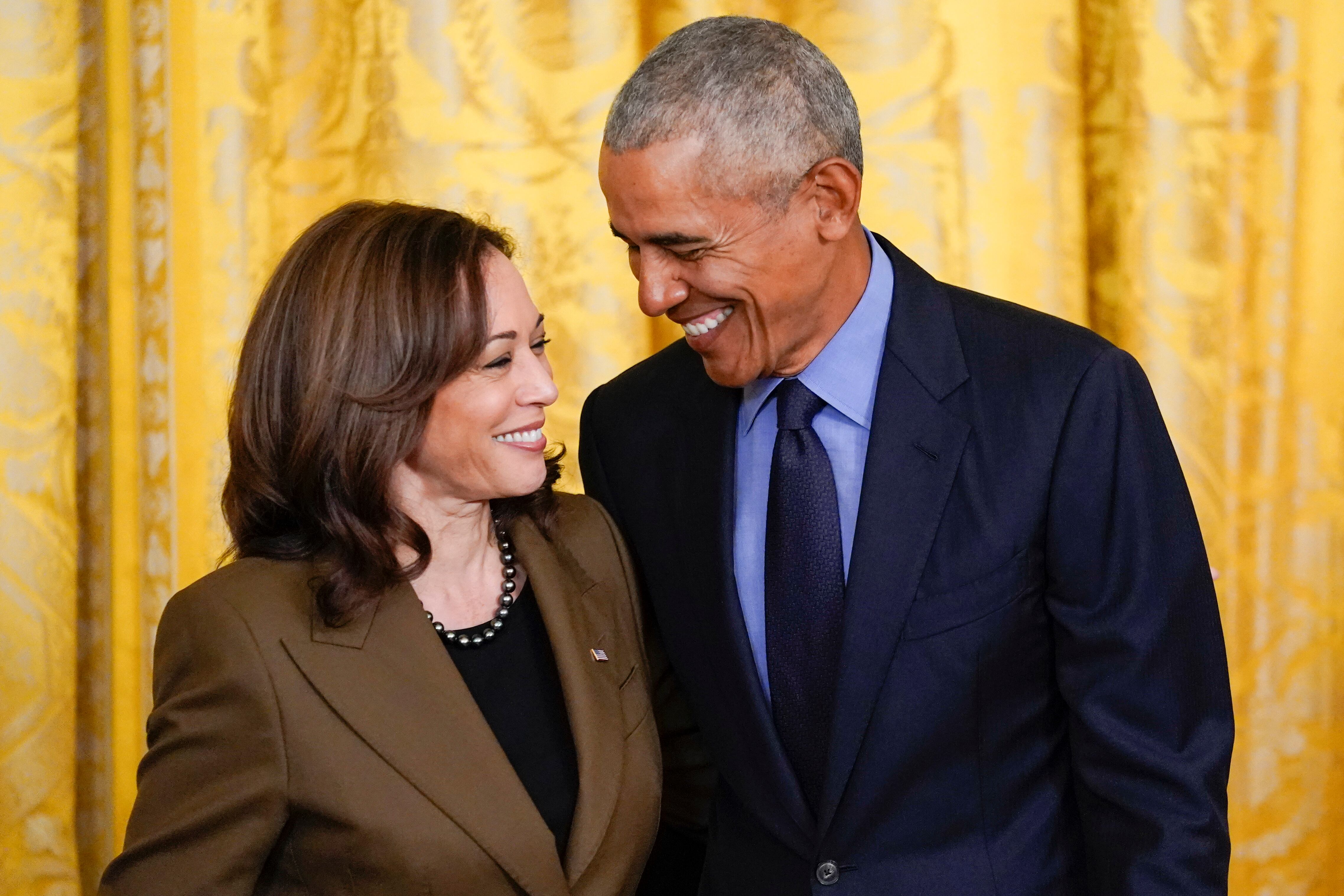 Barack Obama habla con la vicepresidenta, Kamala Harris durante un acto en la Sala Este de la Casa Blanca  (AP Foto/Carolyn Kaster, Archivo)