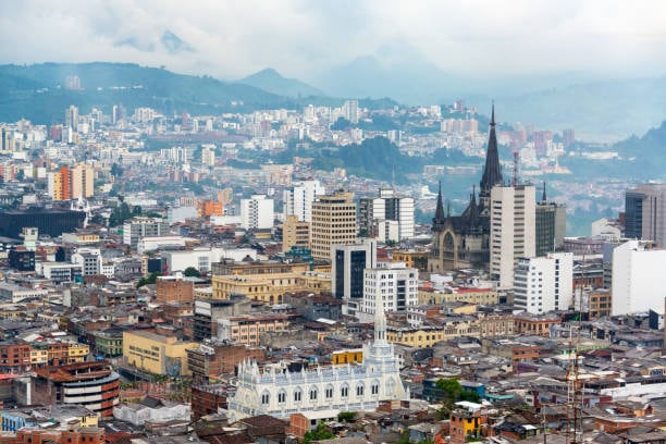 Manizales ofrece una mezcla única de naturaleza, cultura, y actividades al aire libre - crédito iStock