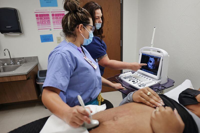 Los hombres también pueden ser sometidos a ecografías (REUTERS/Evelyn Hockstein)