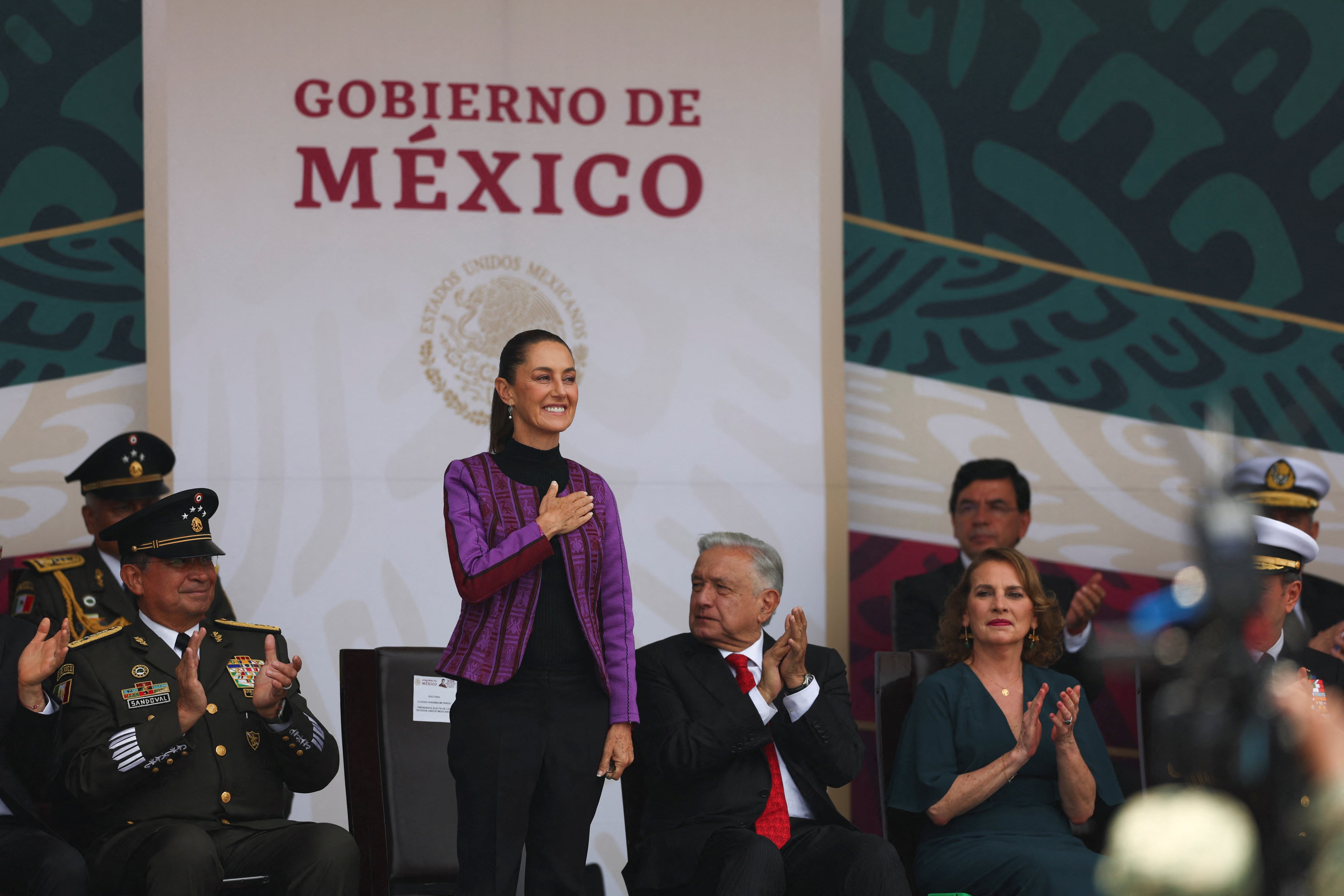 Las Fuerzas Armadas prometieron lealtad a su futura comandanta suprema, la presidenta electa Claudia Shienbaum. (REUTERS/Raquel Cunha)