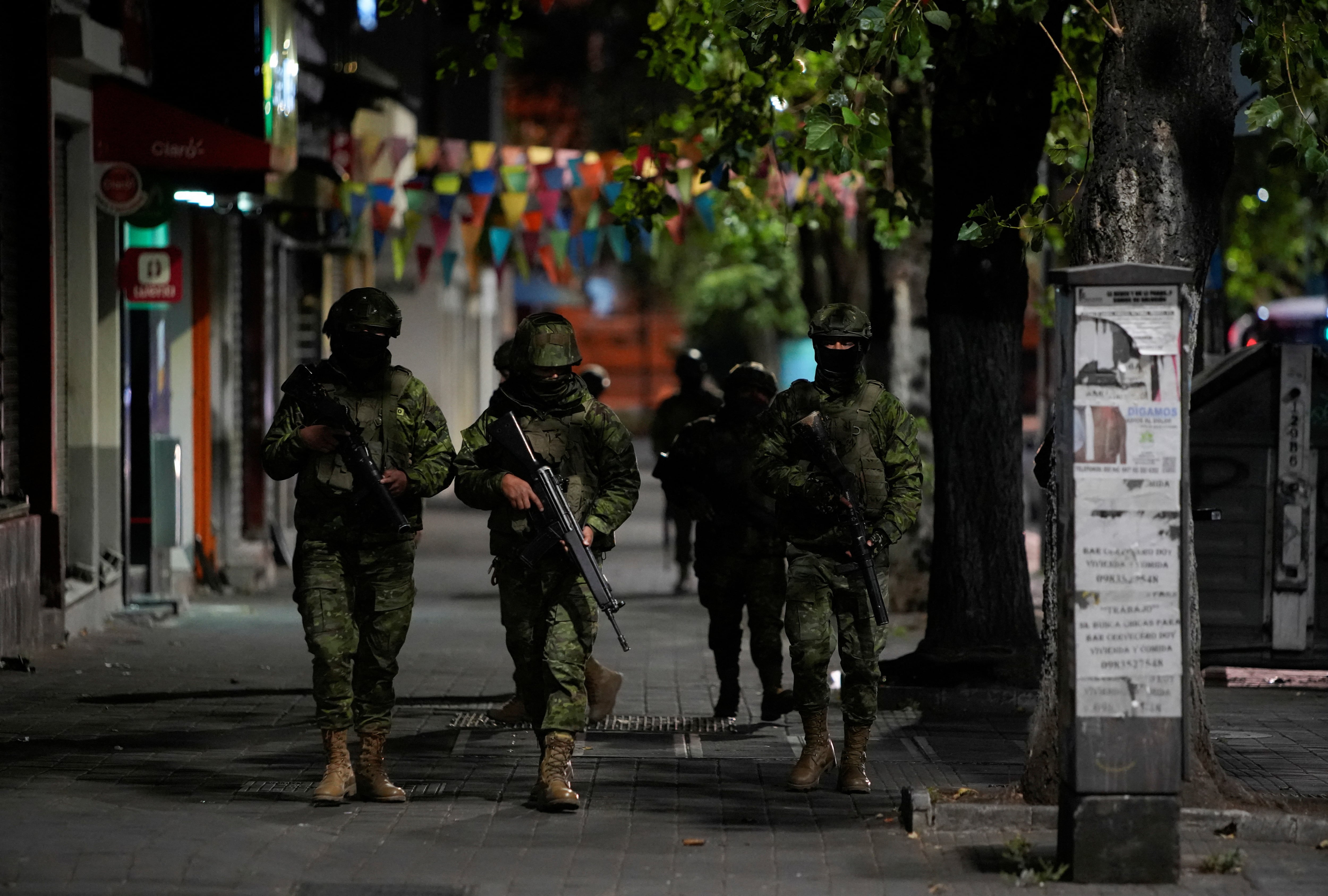 En total se emplearon en esta primera noche más de 46.000 policías y 31.000 militares, según los datos de las entidades gubernamentales, que también instalaron puntos de control en los accesos y salidas de las mayores ciudades (REUTERS/Cristina Vega)