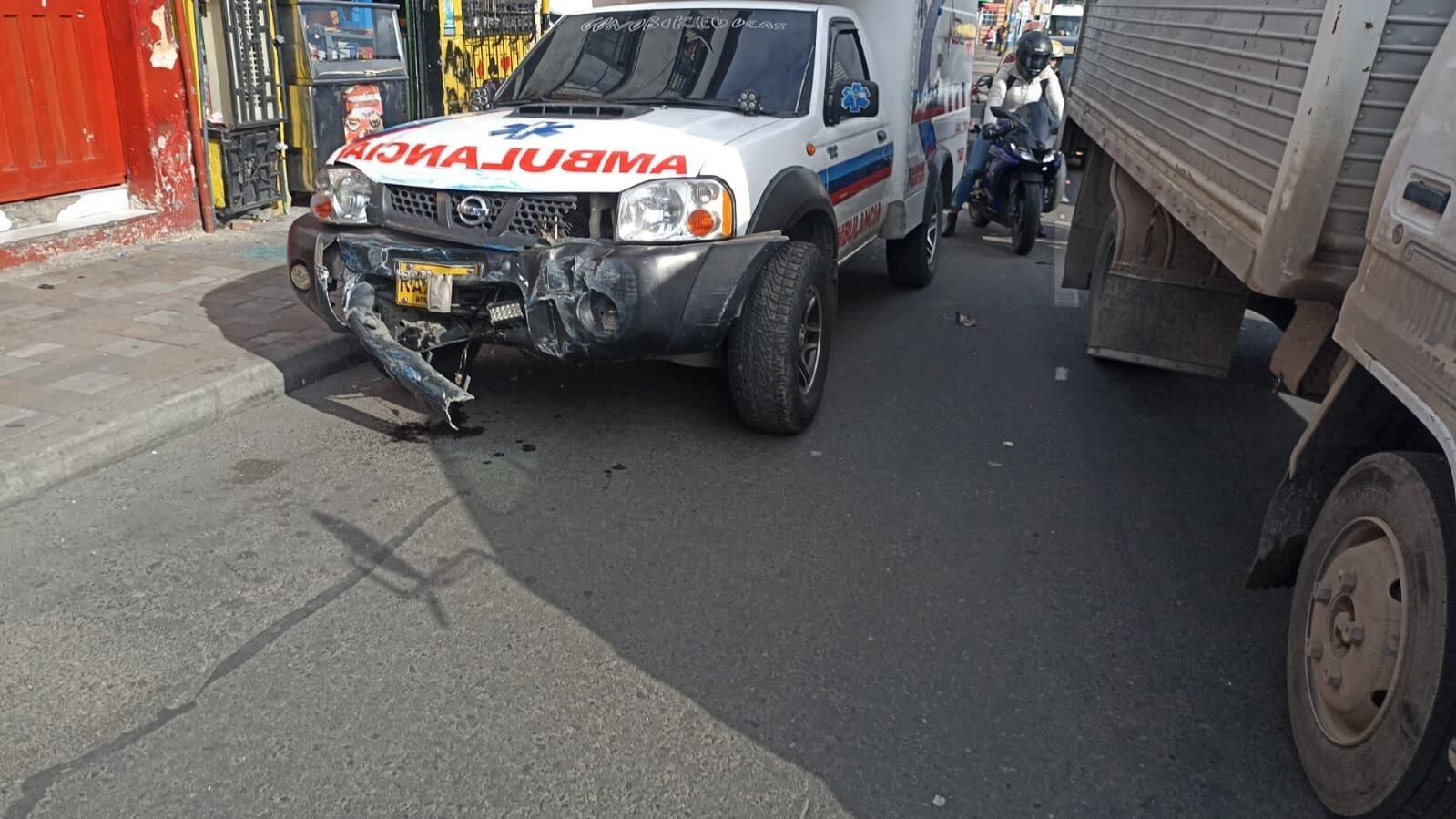 Choque en la localidad de Santa Fe entre un bus y una ambulancia - crédito @BogotaTransito/X