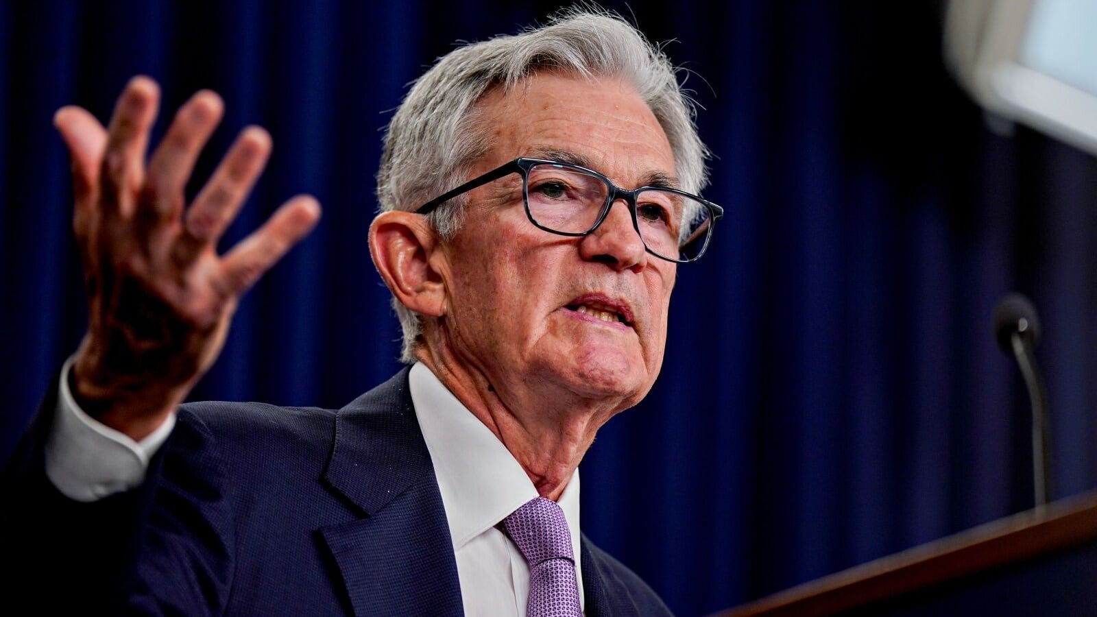 Jerome Powell, presidente de la Reserva Federal de EE.UU., habla durante una conferencia de prensa tras una reunión del Comité Federal de Mercado Abierto (FOMC) en Washington, DC, EE.UU., el miércoles 18 de septiembre de 2024. La Reserva Federal bajó su tipo de interés de referencia en medio punto porcentual el miércoles, en un agresivo comienzo de un cambio de política destinado a reforzar el mercado laboral estadounidense.