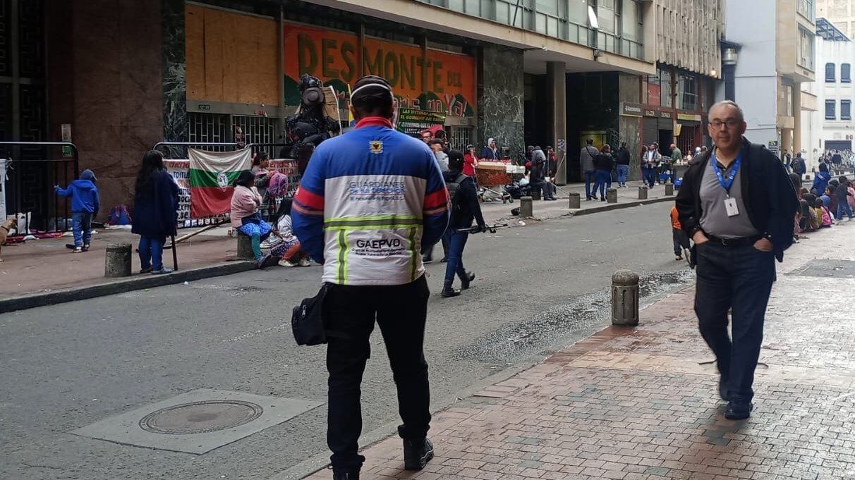 Reportan bloqueo en la carrera 8 con Calle 12B sentido norte-sur - crédito @BogotaTransito/X