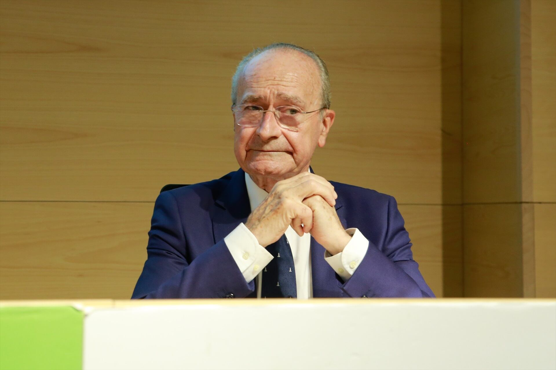 El alcalde de Málaga, Francisco de la Torre (d) en el acto de la firma del acuerdo, a 16 de julio de 2024, en Málaga, Andalucía (España).