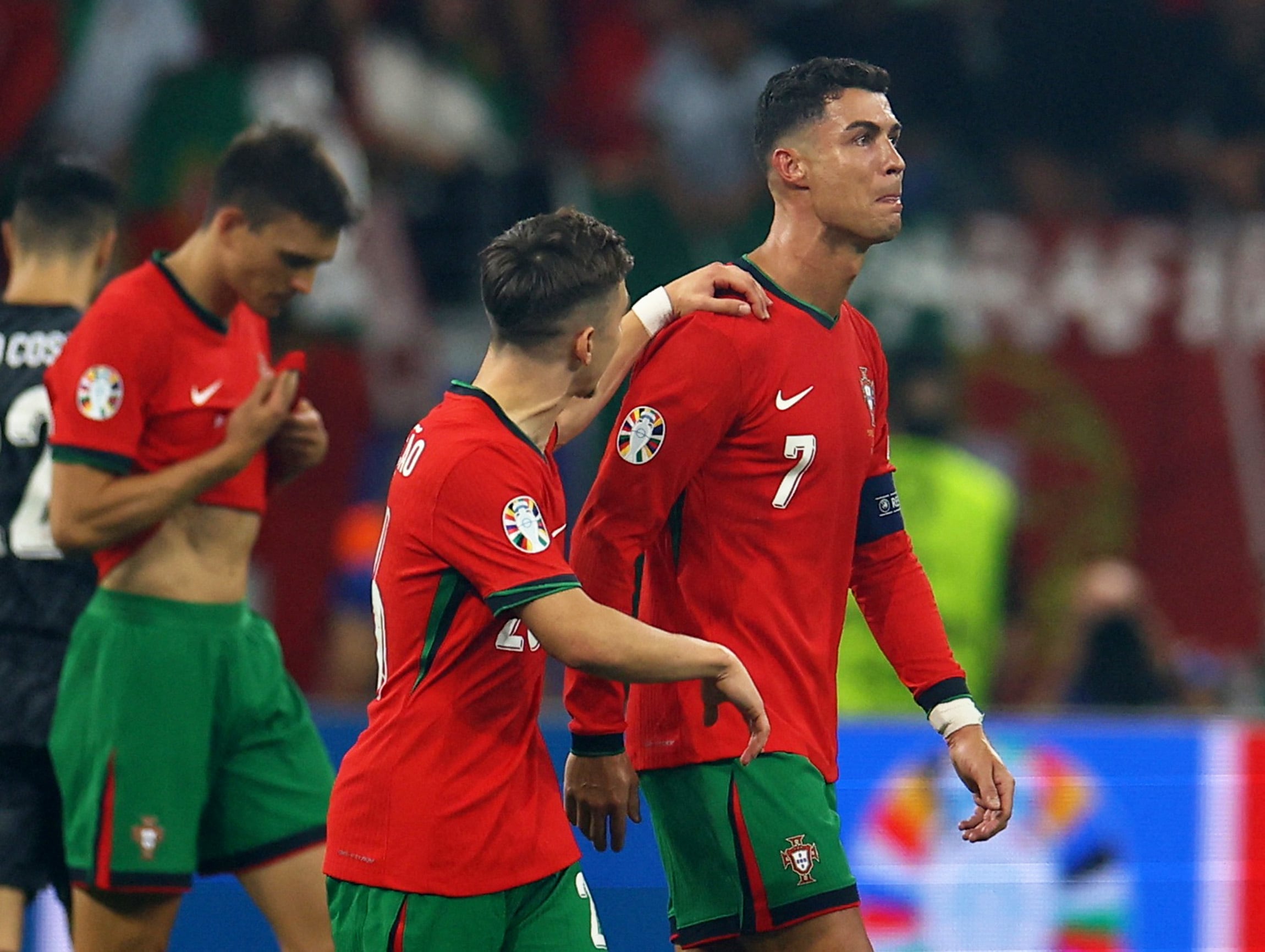 Francisco Conceicao trata de consolar a Cristiano Ronaldo, que no pudo reprimir el llanto (REUTERS/Lee Smith)