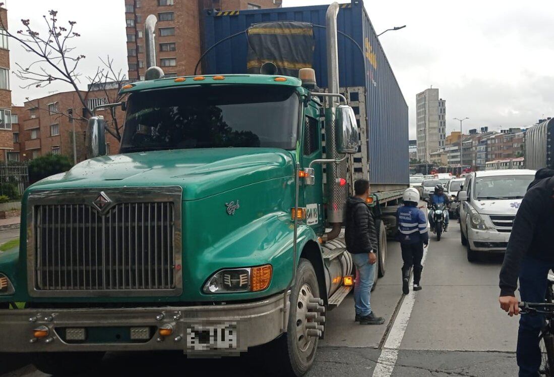 Sumado a este vehículo varado, se reportan lluvias en varios puntos de la ciudad, por lo que se recomienda manejar con precaución, en especial, a los motociclistas y biciusuarios - crédito @BogotaTransito/X