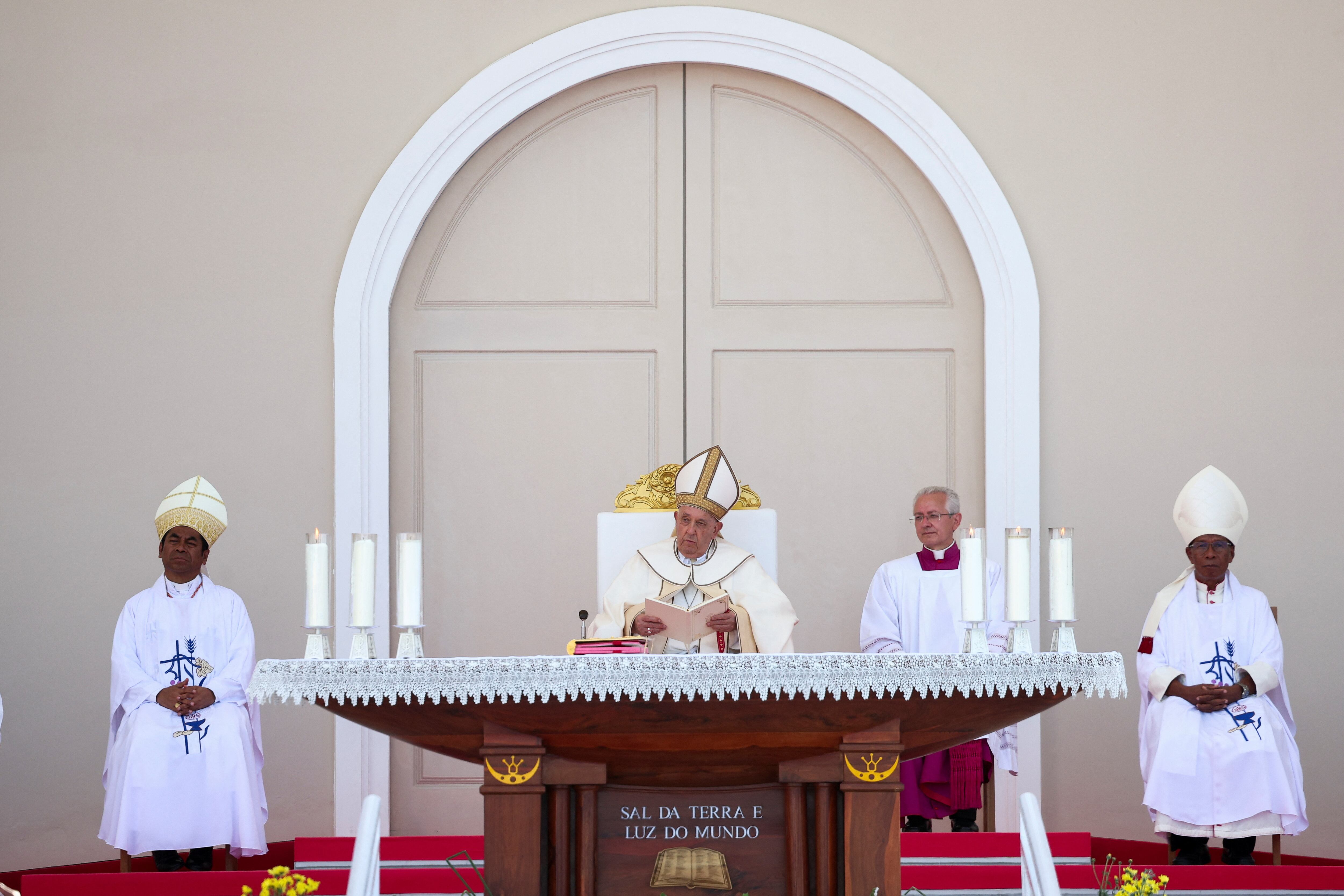 Francisco durante la liturgia. 