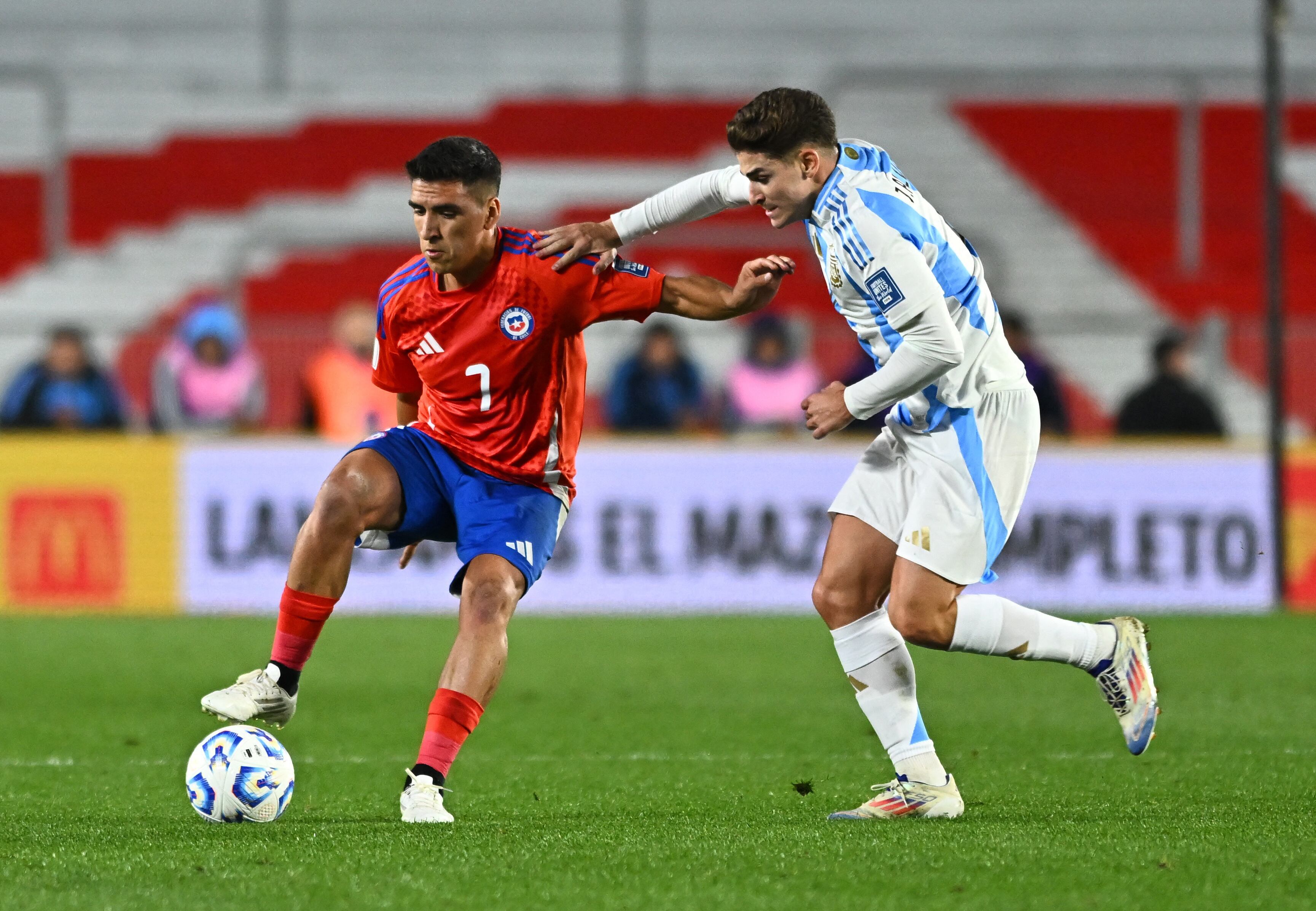 Marcelino Núñez cuida la pelota ante Julián Álvarez 