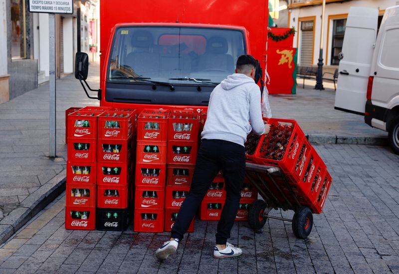 FOTO DE ARCHIVO: Un repartidor empujando un carro con cajas de bebidas en Ronda, sur de España. 3 de enero de 2023. REUTERS/Jon Nazca