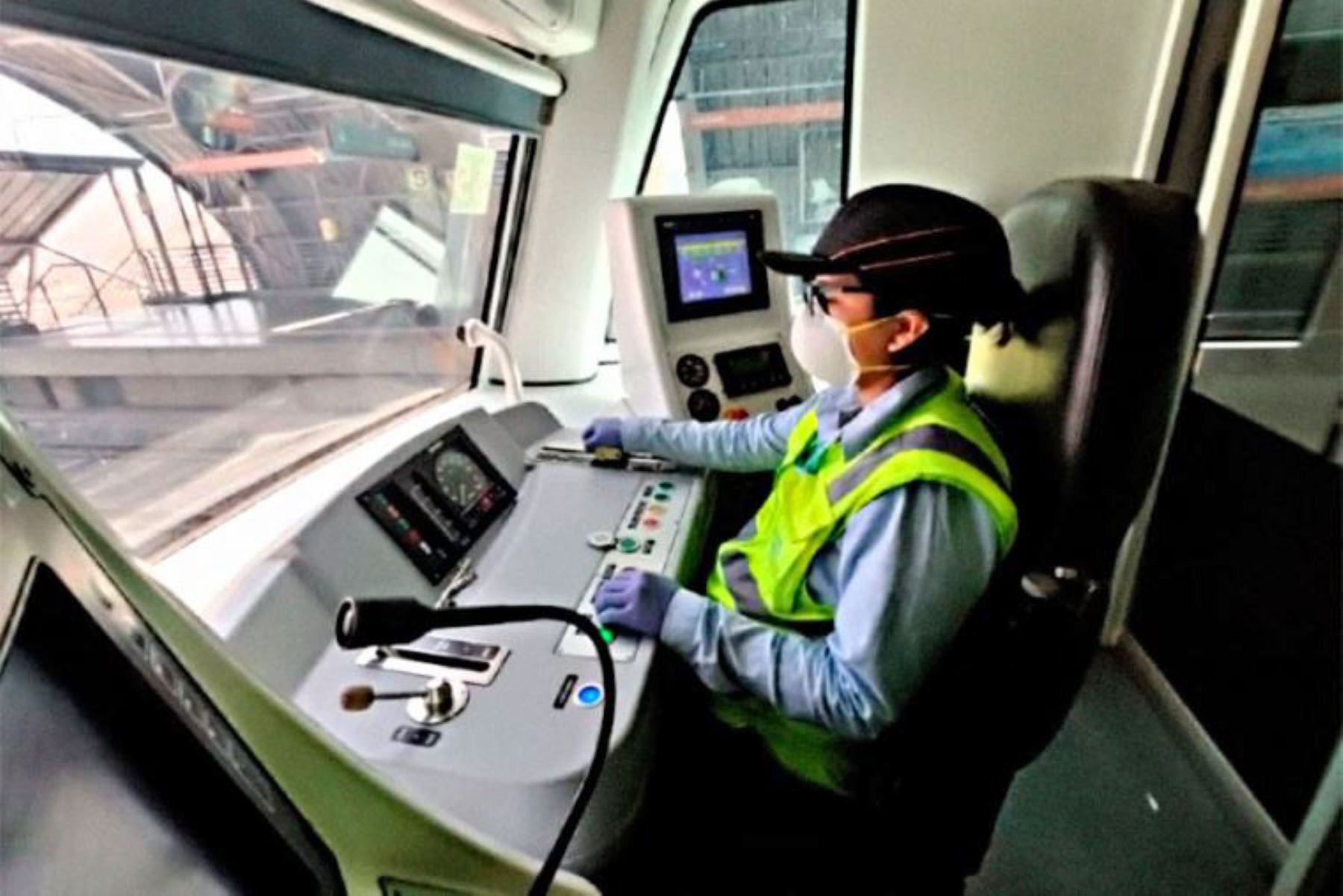 Conductores del Metro de Lima reciben capacitación como parte de los beneficios laborales del programa "La Vía a tus Metas"
Foto: Andina