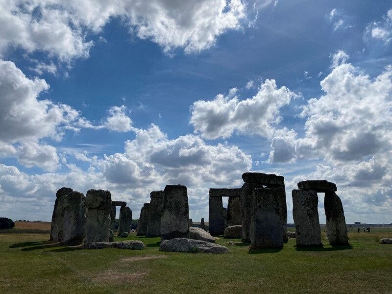 El descubrimiento de que la Piedra del Altar de Stonehenge proviene del noreste de Escocia ha suscitado interrogantes fascinantes.