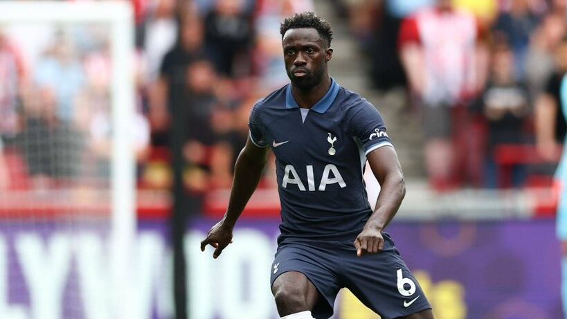 El central colombiano Davinson Sánchez sigue buscando un nuevo equipo para salir del Tottenham lo más pronto posible. Foto: @Spurs_ES/Twitter.