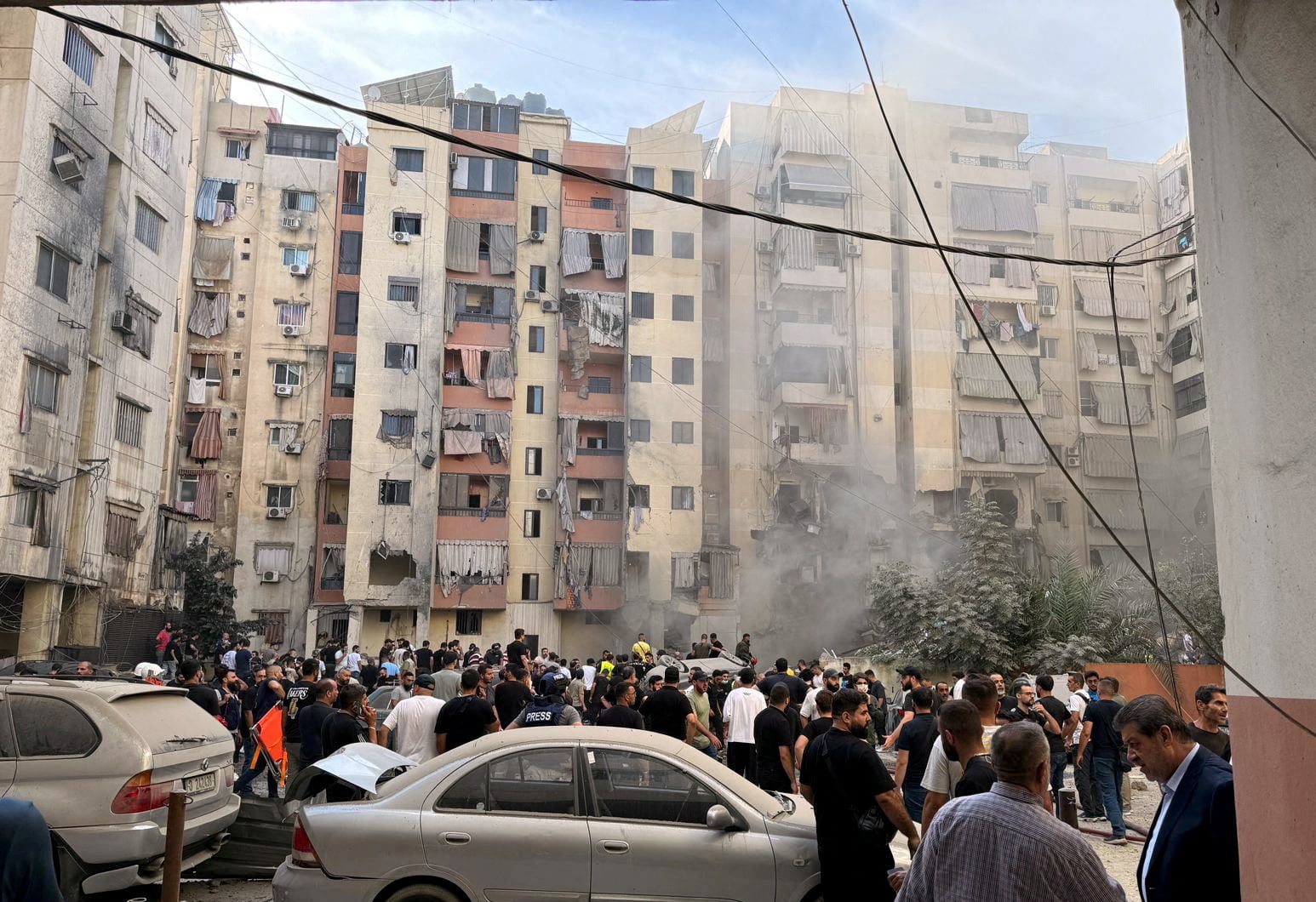 Personas inspeccionan el sitio del bombardeo israelí en el sur de Beirut (REUTERS/Mohamed Azakir)