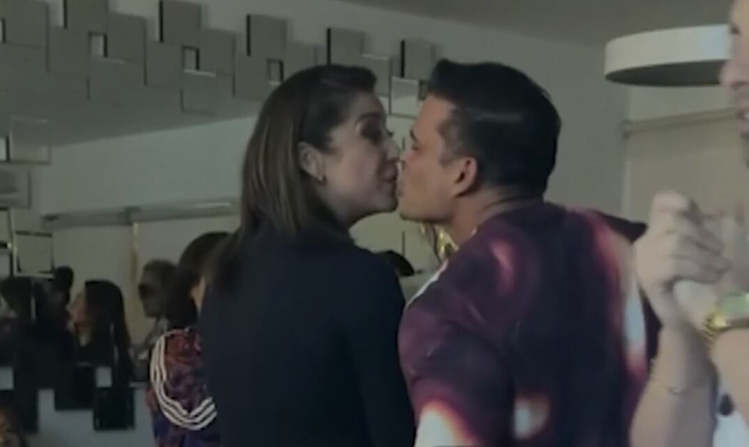 Christian Domínguez y Karla Tarazona confirman su reconciliación con un beso.(Magaly TV La Firme)