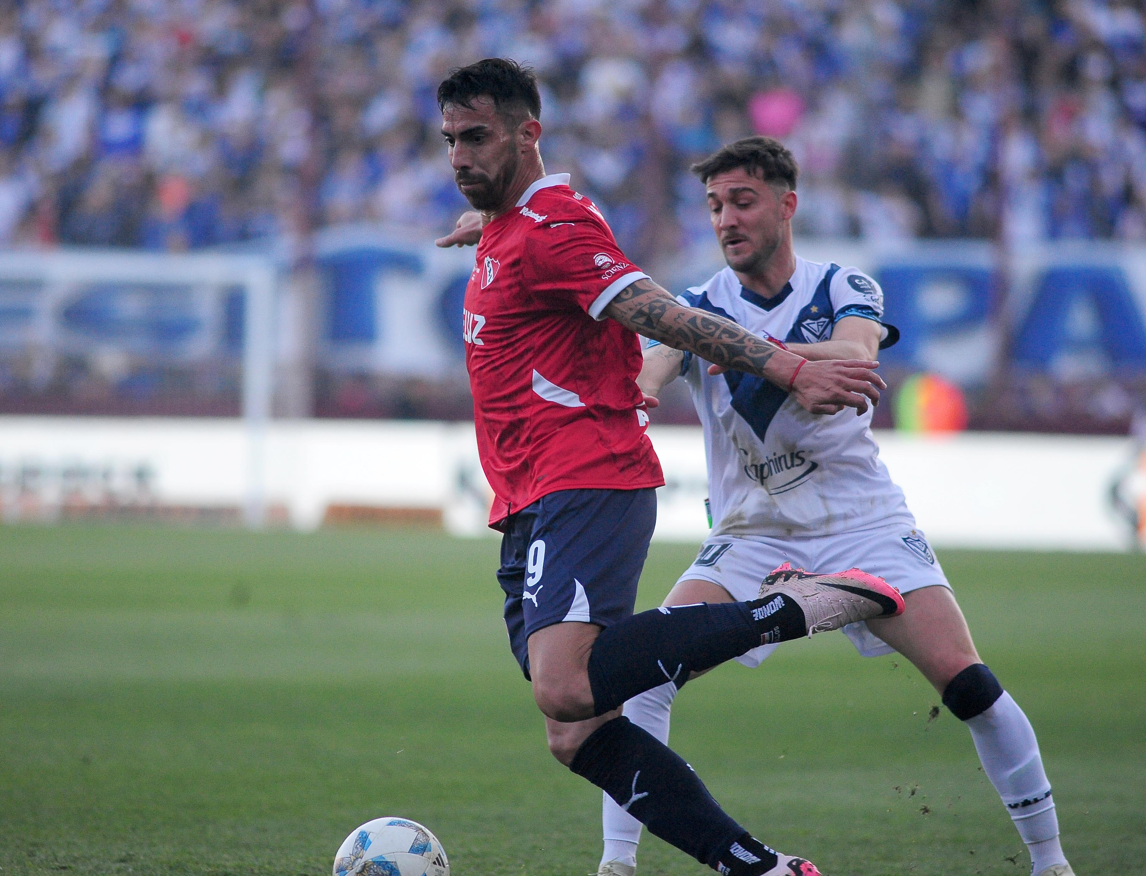 Gabriel Ávalos pelea por la pelota. Lo marca Francisco Pizzini (Fotobaires)