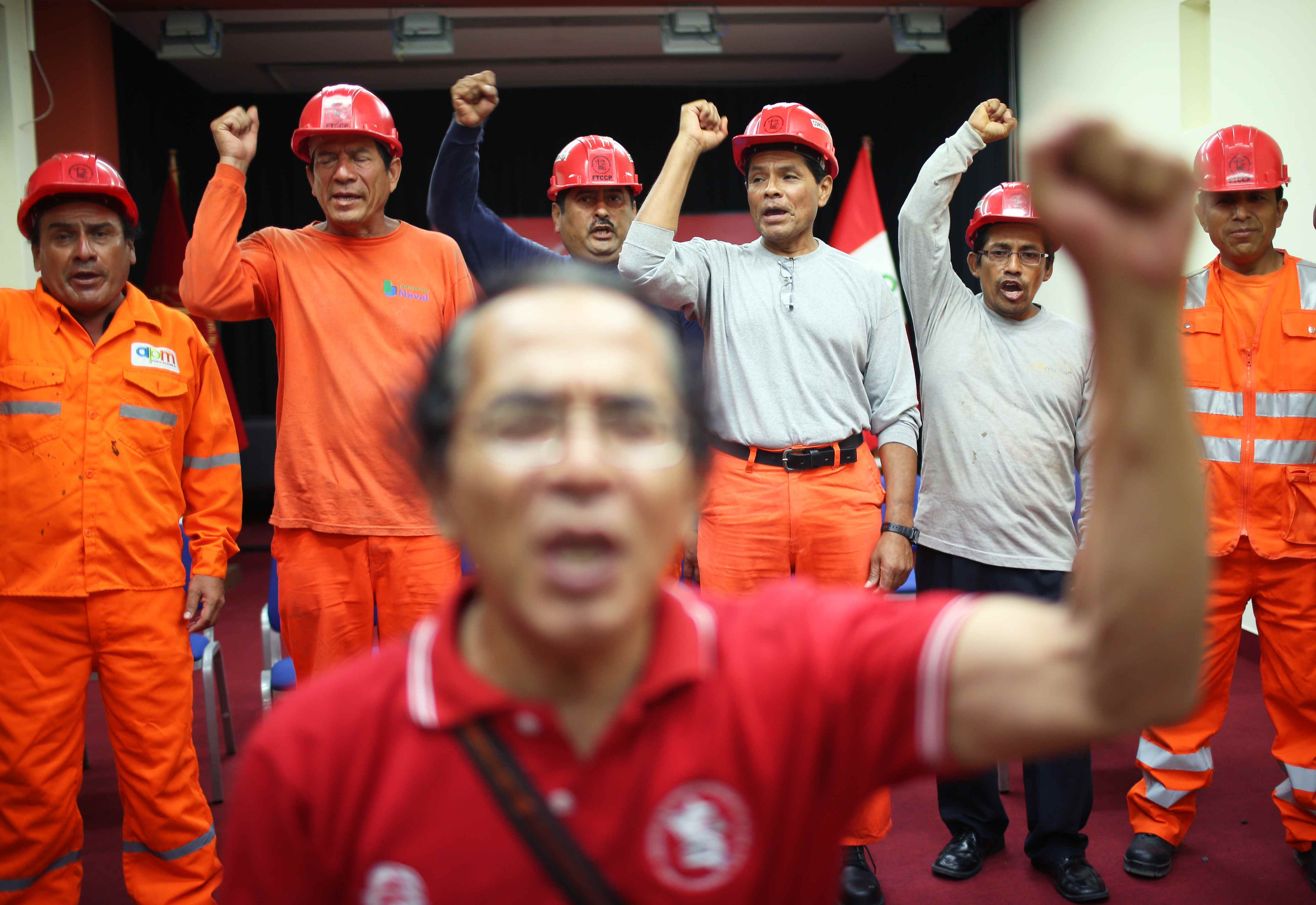 Fotografía de archivo del 3 de marzo de 2016 de varios miembros de la Federación de Trabajadores de Construcción Civil (FTCCP) en La Victoria, Lima (Perú). EFE/Ernesto Arias
