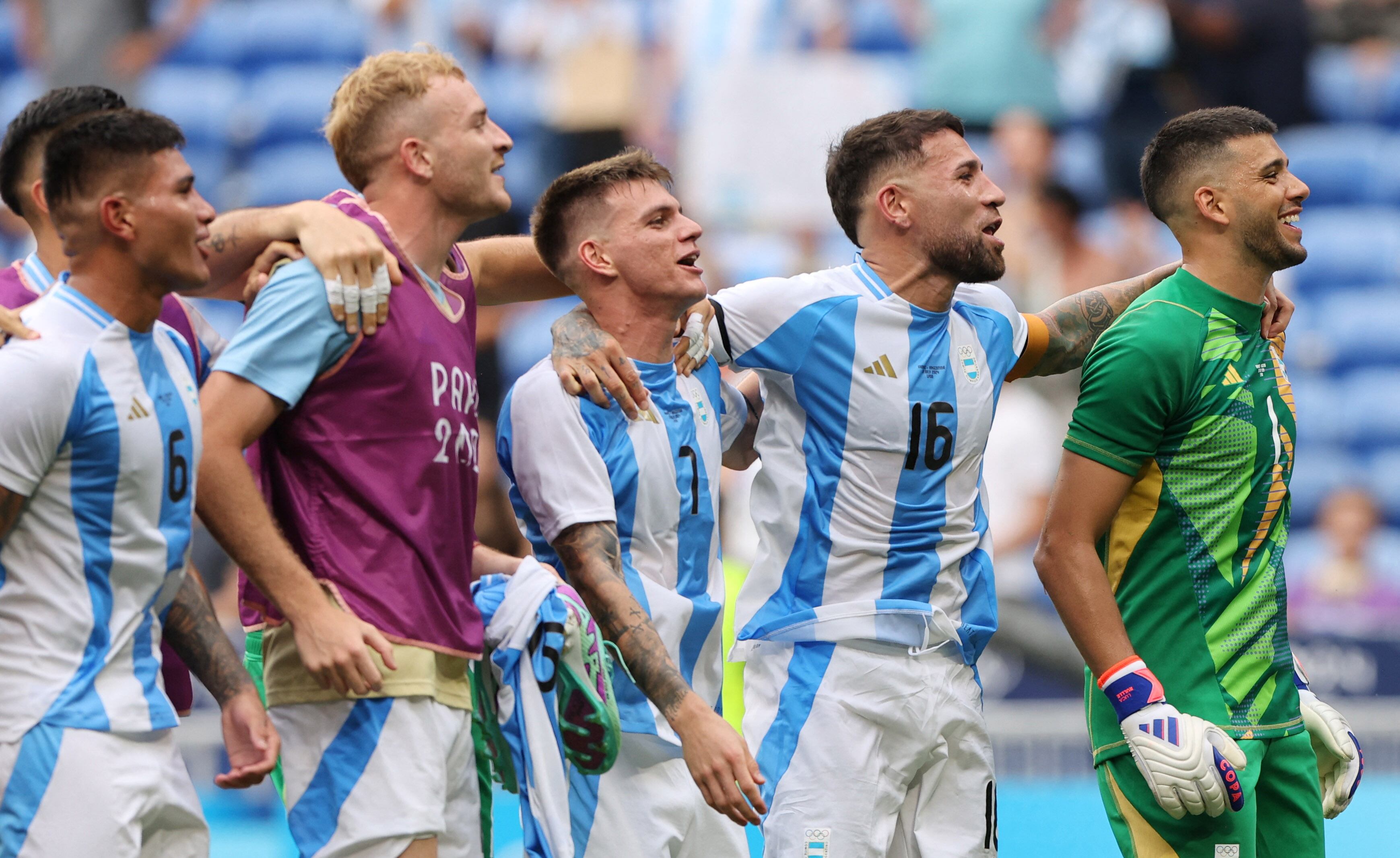 Juegos Olímpicos de París 2024 - Fútbol - Grupo B Masculino - Ucrania vs Argentina - Estadio de Lyon, Decines-Charpieu, Francia - 30 de julio de 2024. Nicolás Otamendi de Argentina y sus compañeros celebran después del partido (REUTERS/Nir Elias)