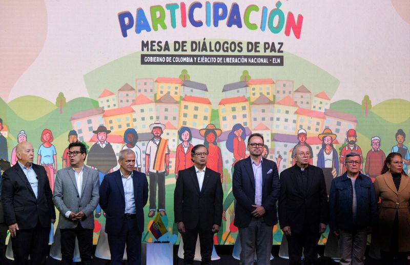 FOTO DE ARCHIVO. El presidente de Colombia, Gustavo Petro, y el representante de los rebeldes del Ejército de Liberación Nacional (ELN), Pablo Beltrán, asisten a un acto con negociadores de paz de ambas partes, durante el inicio de un cese al fuego de seis meses, en Bogotá, Colombia, 3 de agosto, 2023. REUTERS/Vannessa Jiménez