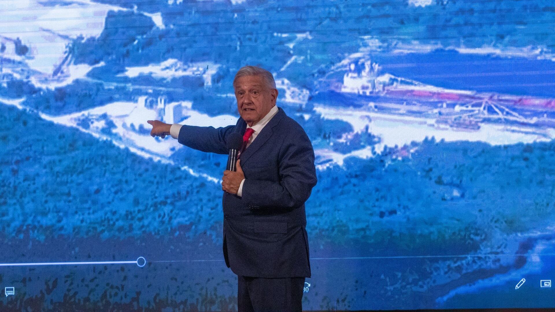 El presidente López Obrador explicó el diferendo existente con la empresa estadounidense que explota el banco de arena y grava en Quintana Roo.