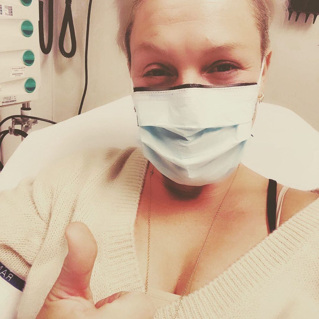 El coronavirus llevó a la cantante a usar un nebulizador por primera vez en su vida. (Créditos: Instagram/@pink)