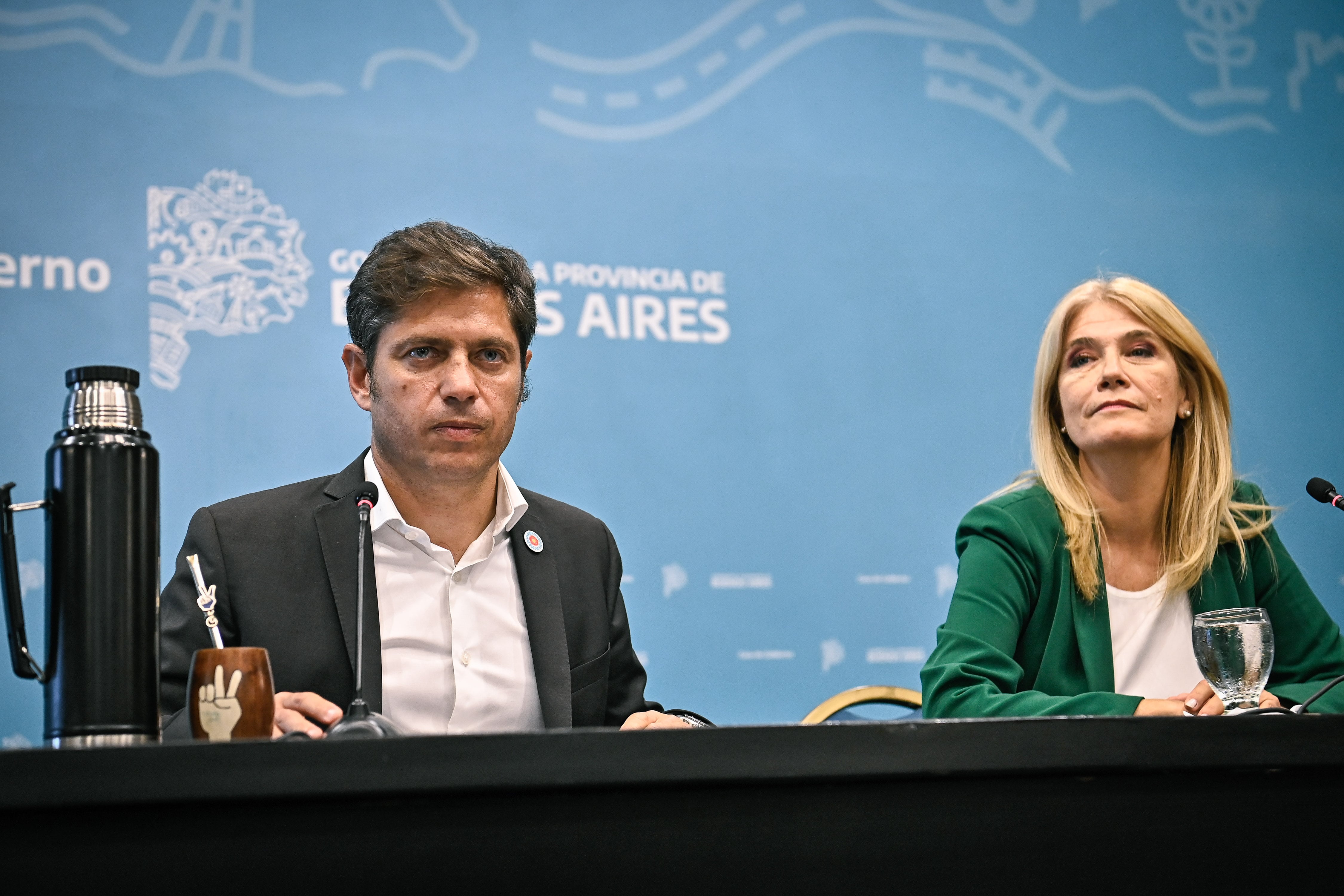 Axel Kicillof y Verónica Magario. El gobernador y su vice encabezaron una conferencia de prensa en la que anunciaron una presentación ante la Corte Suprema para reclamar por los fondos que retuvo el gobierno del presidente Javier Milei