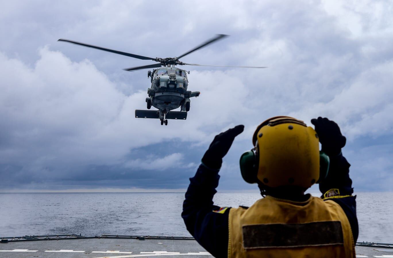 Este fue el aterrizaje de un helicóptero de guerra norteamericano en el buque colombiano - crédito Armada de Colombia