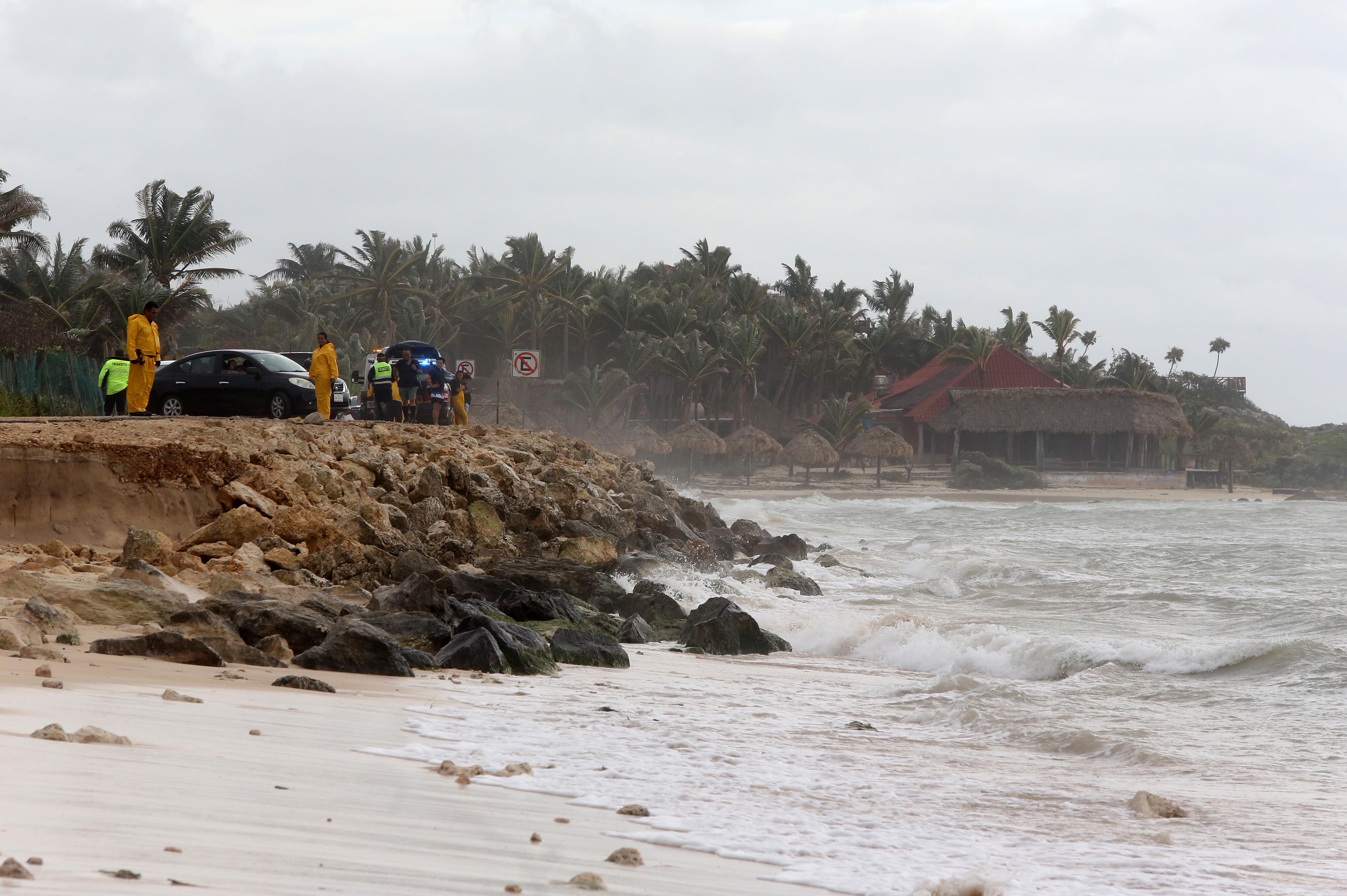 Personal de Protección Civil, Ejercito Mexicano y Policías del Estado realizan rondas de vigilancia, en playas de Tulum en Quintana Roo (México). Imagen de archivo. EFE/Alonso Cupul
