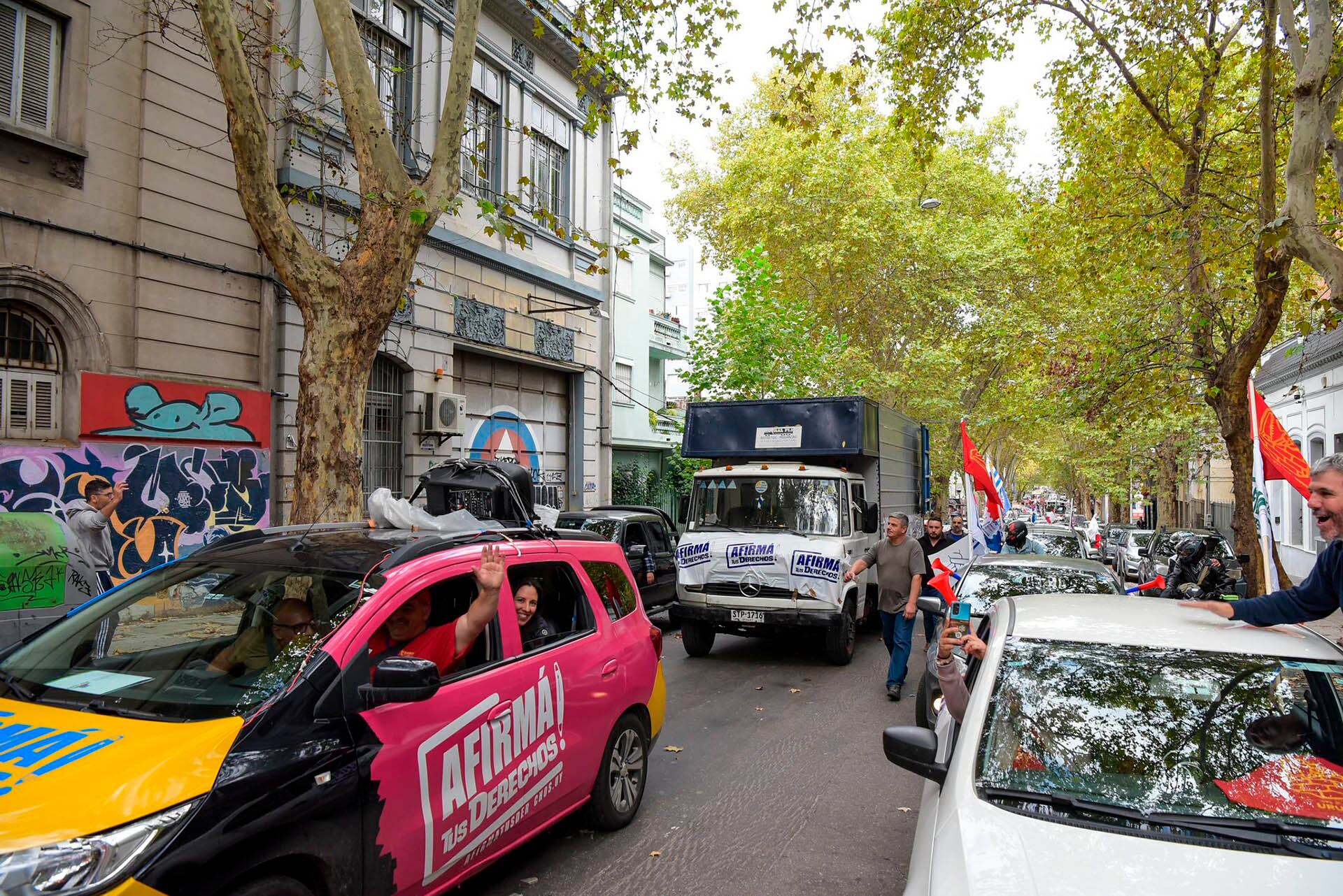 plebiscito pit cnt
Los sindicatos de Uruguay llevaron en caravanas las firmas al Parlamento (PIT-CNT)