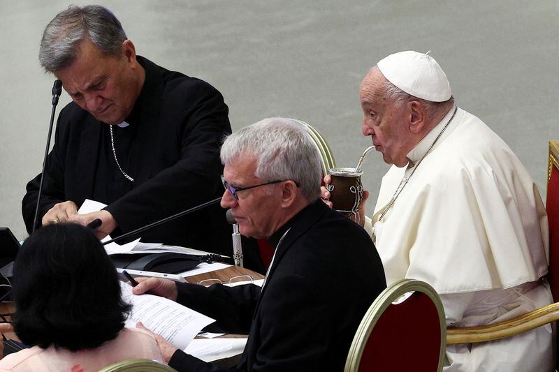 Espera. El papa Francisco toma mate mientras asiste a una reunión en el aula Pablo VI del Vaticano. En ese espacio recibirá a Villarruel   