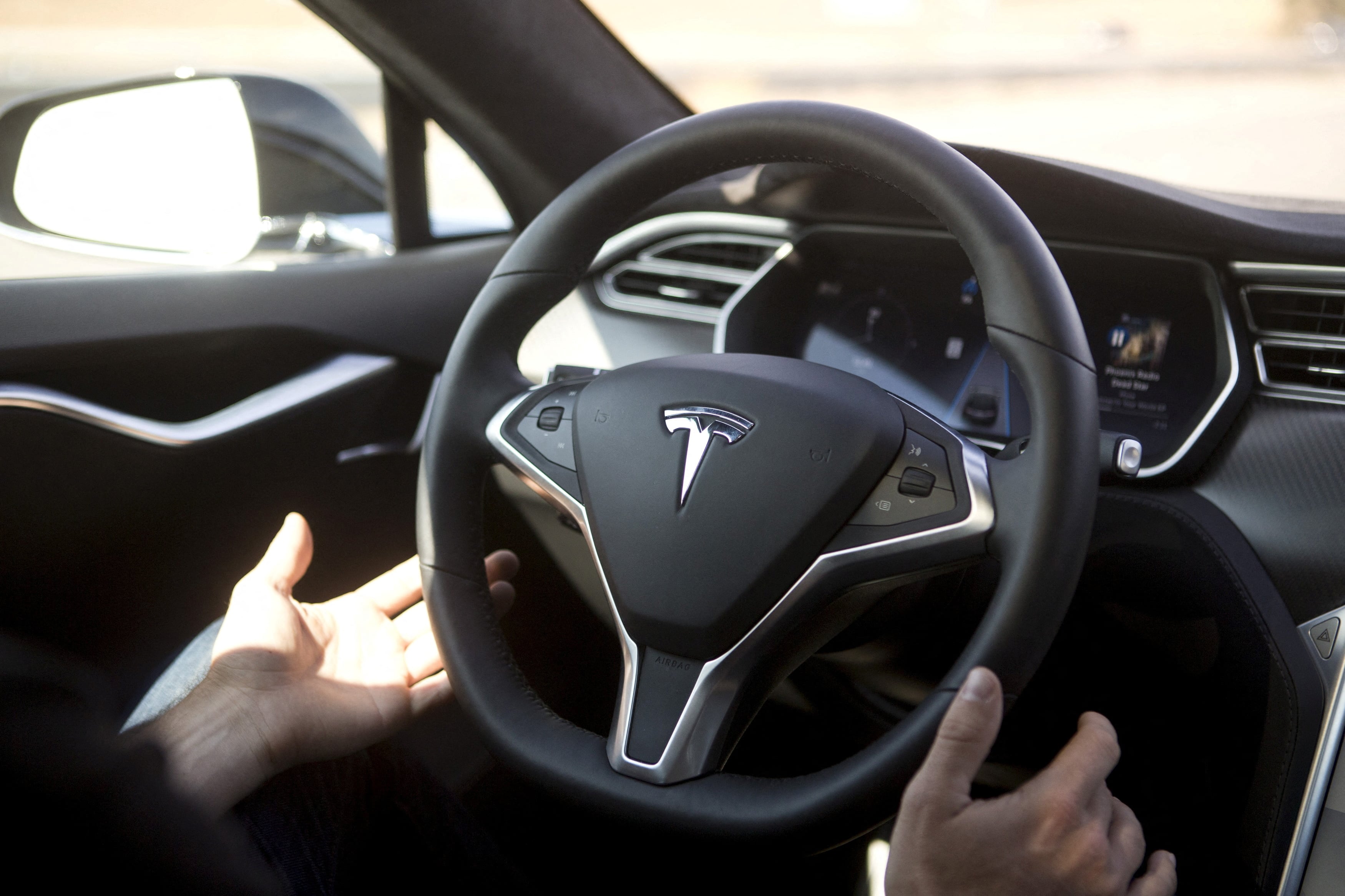 El modelo S de Tesla presenta fallos relacionados con el cinturón de seguridad. REUTERS/Beck Diefenbach/File Photo