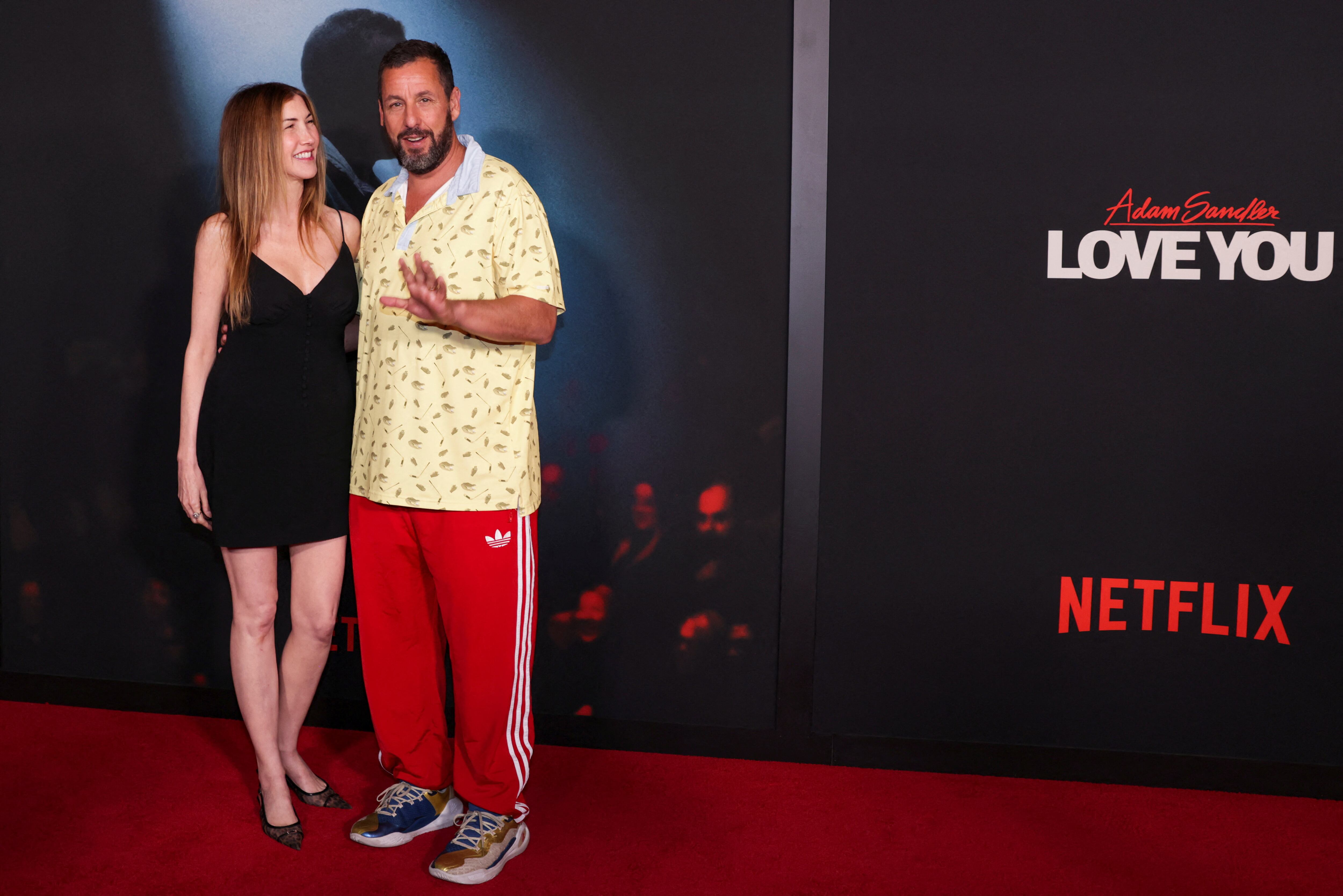 Adam Sandler junto a Jackie en la avant premier del film "Love You", en una de las últimas apariciones de la pareja: ocurrió el 20 de agoto en el Plaza Hotel de Nueva York (REUTERS/Kent J. Edwards)