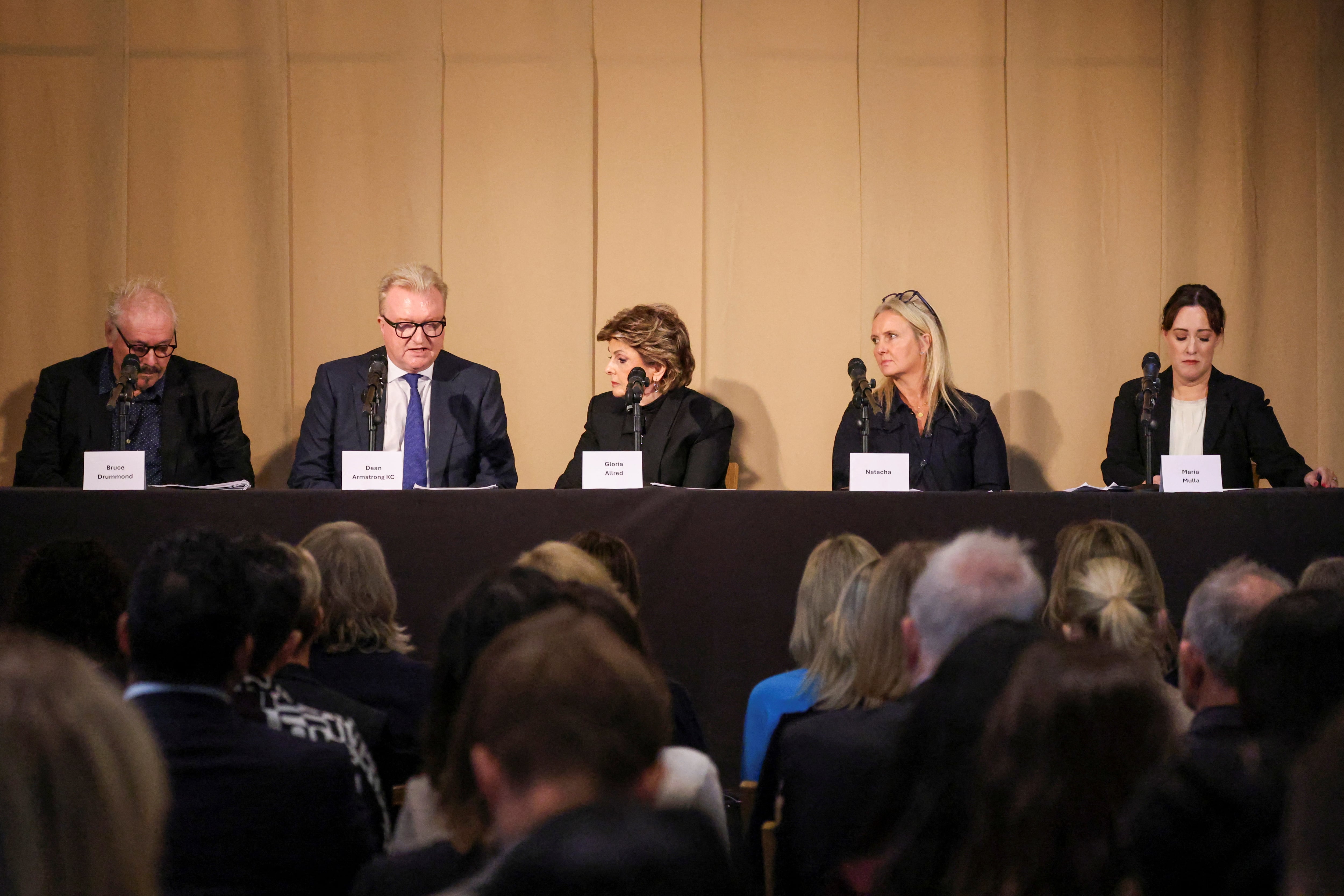 Los abogados Bruce Drummond, Dean Armstrong, Gloria Allred y Maria Mulla junto a Natacha en Londres este 20 de septiembre de 2024 (REUTERS/Mina Kim)