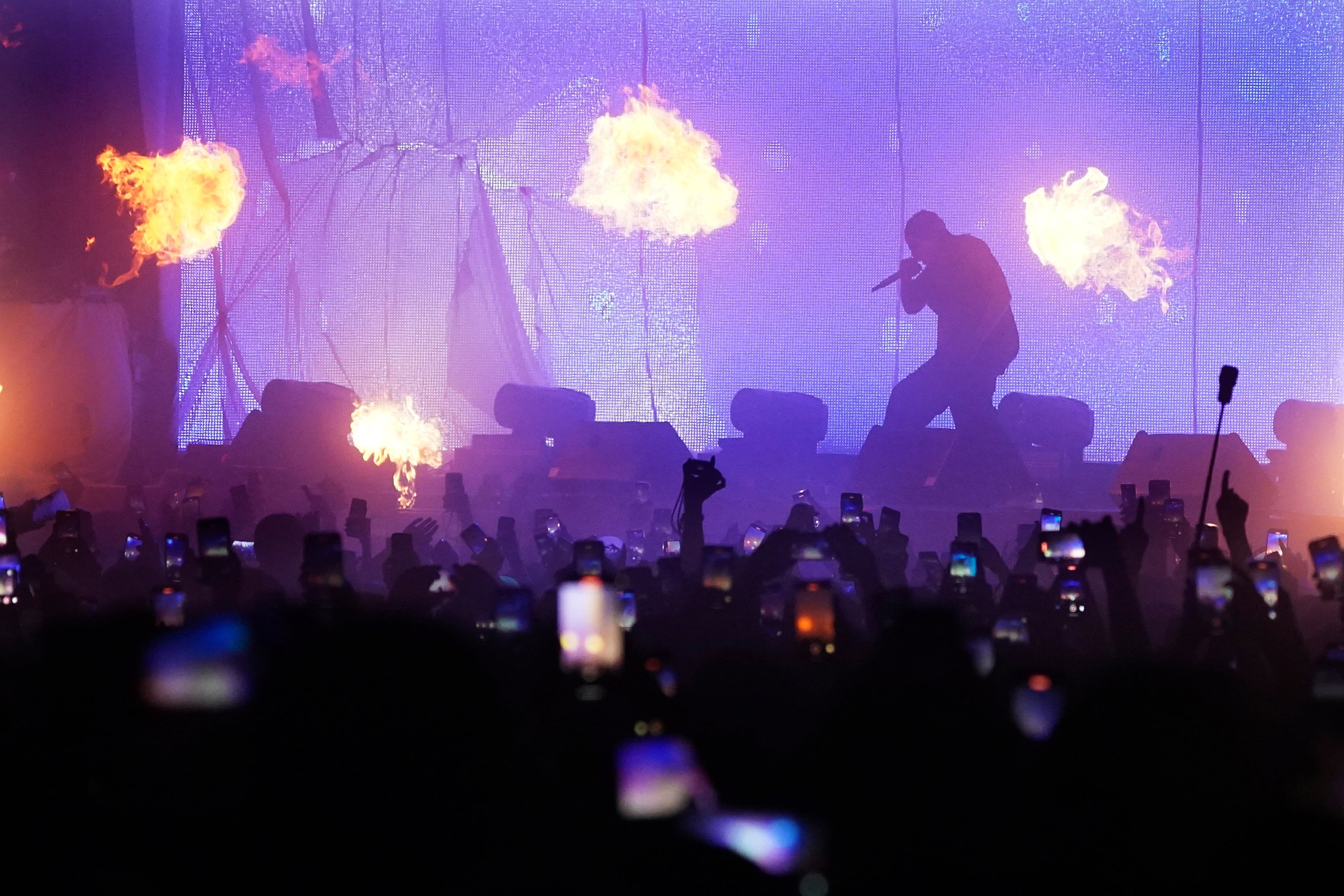 El rapero estadounidense Travis Scott actúa en el festival de música Axe Ceremonia, en el parque del Bicentenario, en la Ciudad de México, el 1 de abril de 2023. (AP Foto/Marco Ugarte)