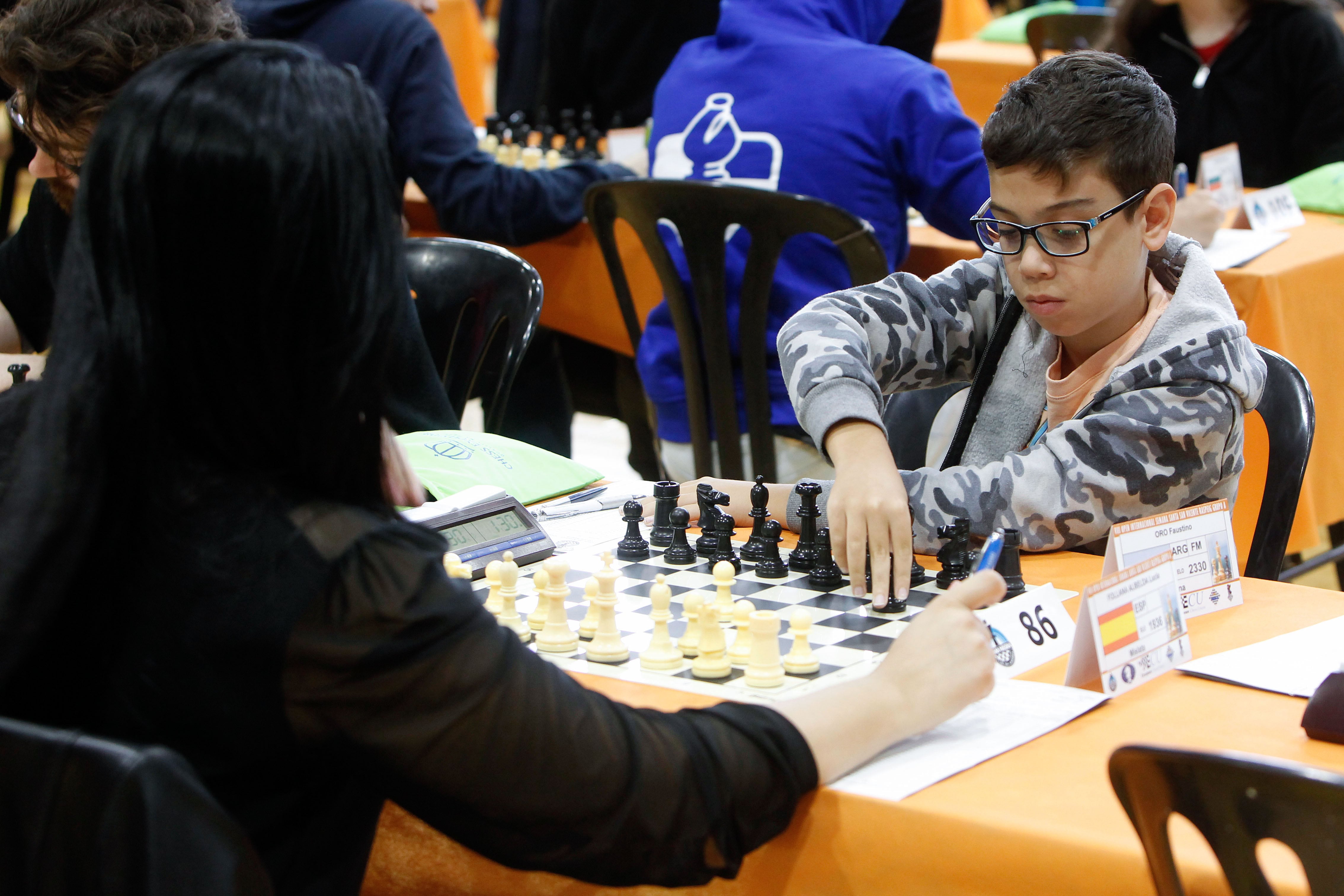 El argentino Faustino Oro, de 10 años, durante una de sus partidas (EFE/ Morell)
