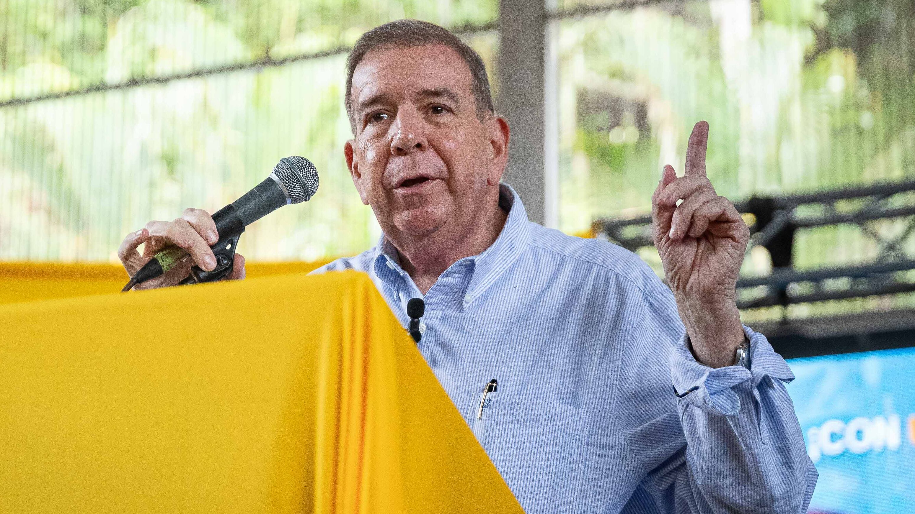 El candidato presidencial de la Plataforma Unitaria Democrática (PUD), Edmundo González Urrutia, habla durante un acto público este viernes en Caracas (Venezuela). EFE/ Ronald Peña
